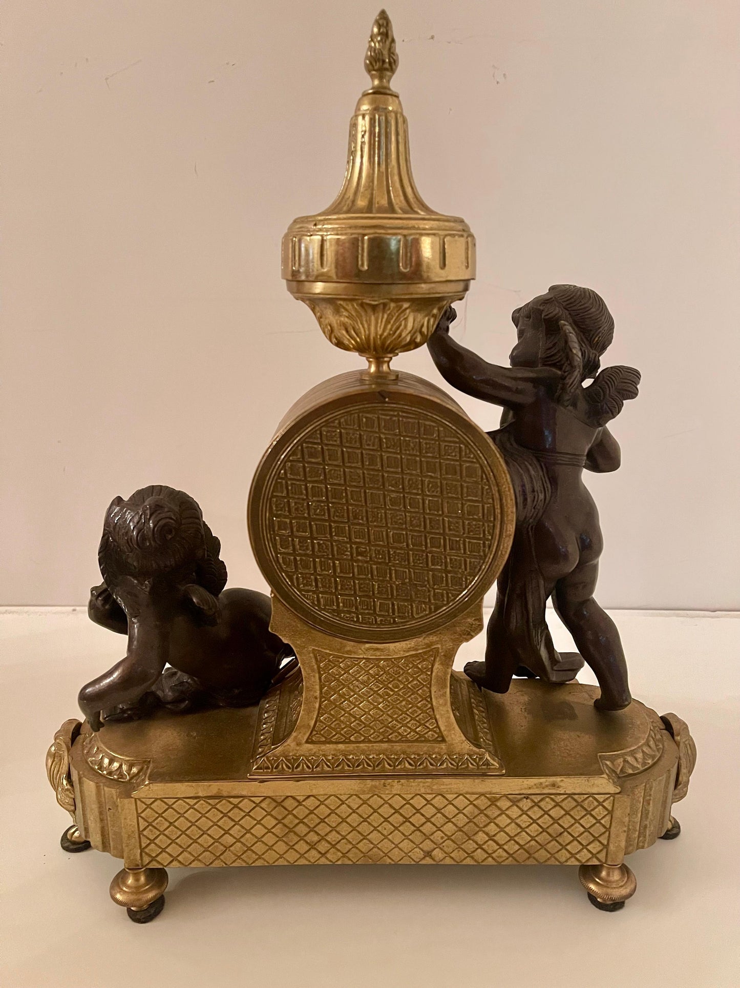 Orologio classico italiano meccanico in bronzo con due putti anni '70