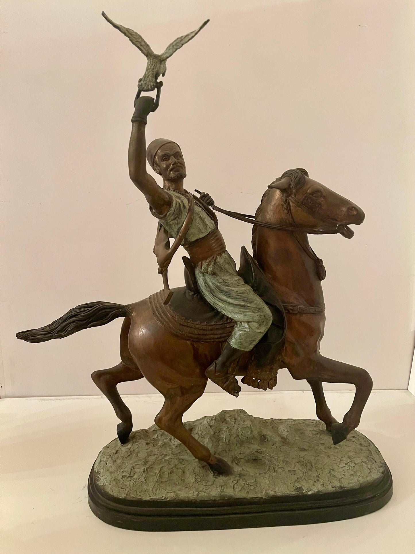 Scultura “Cavaliere con falco” in stile bronzo, XIX secolo