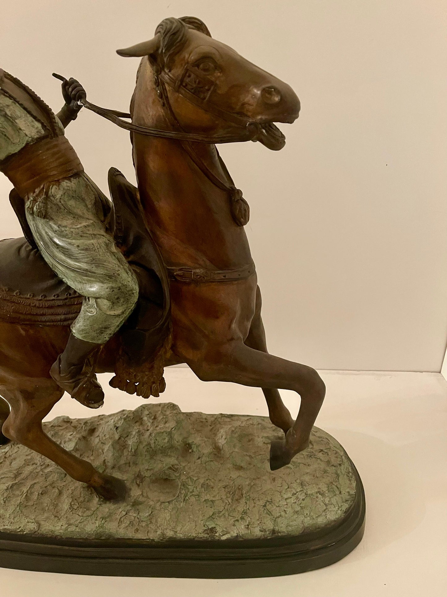 Scultura “Cavaliere con falco” in stile bronzo, XIX secolo