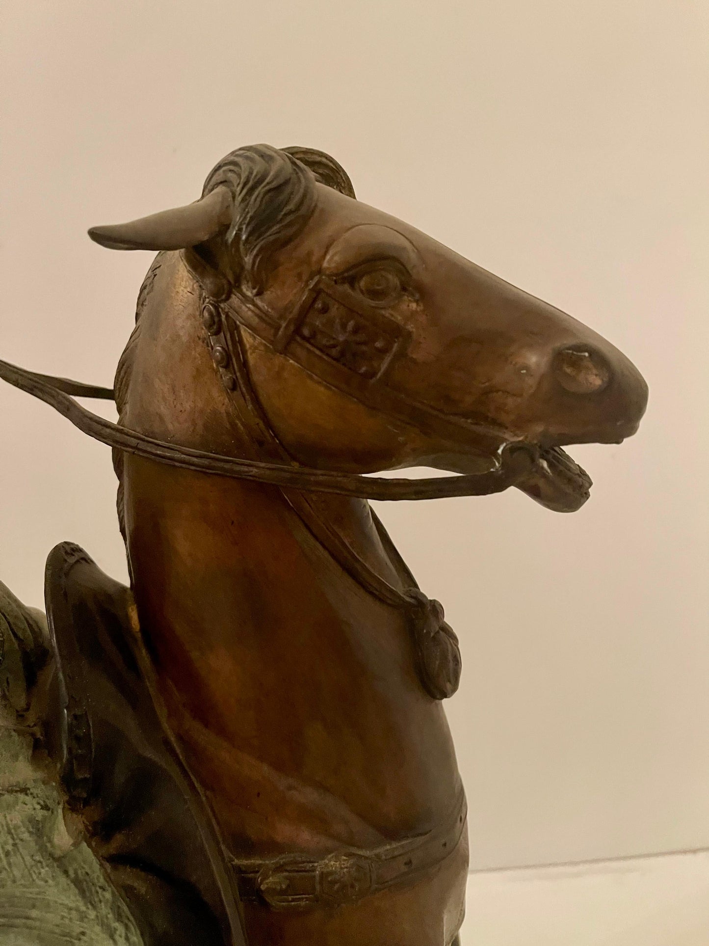 Scultura “Cavaliere con falco” in stile bronzo, XIX secolo