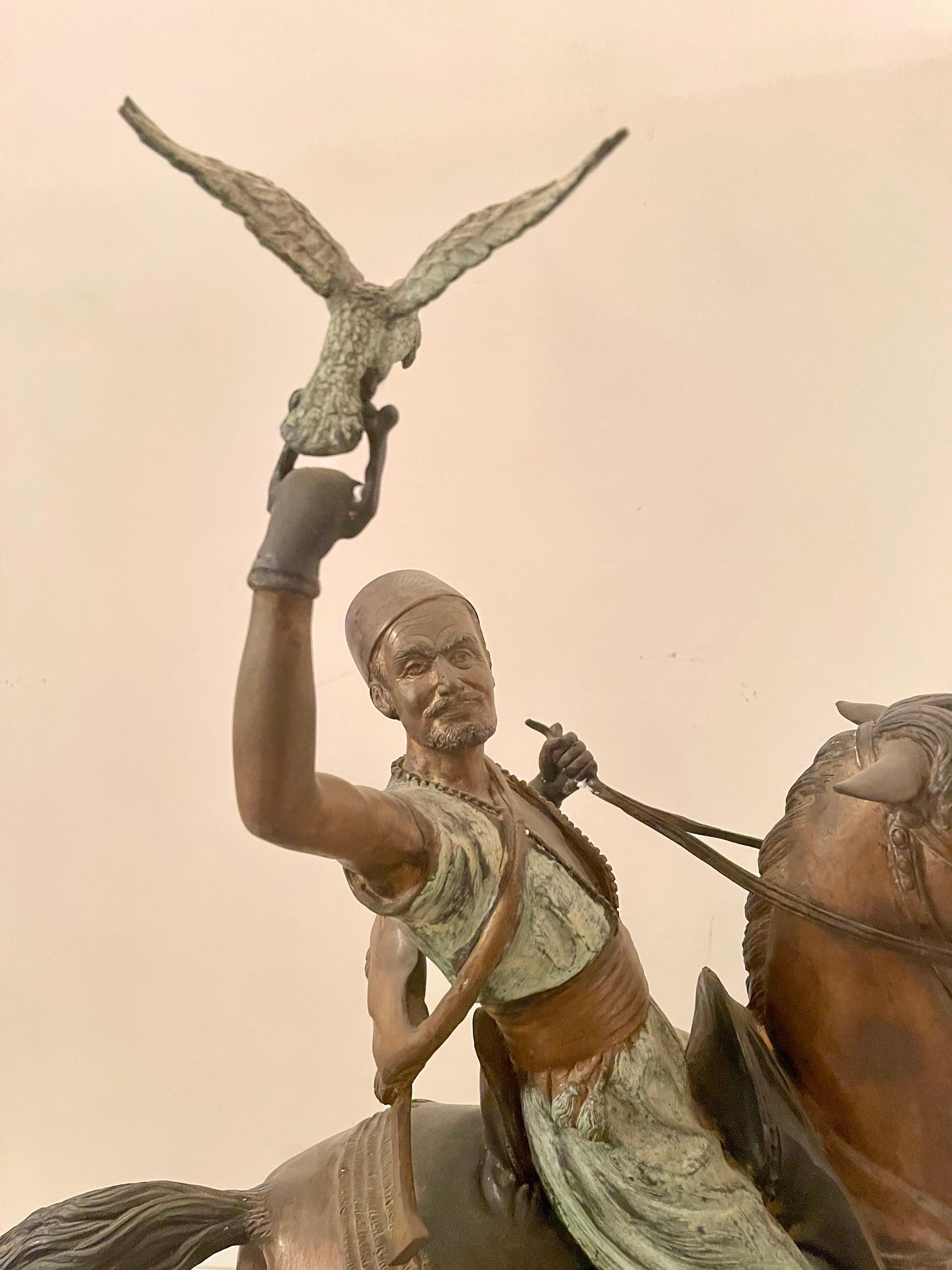 Scultura “Cavaliere con falco” in stile bronzo, XIX secolo