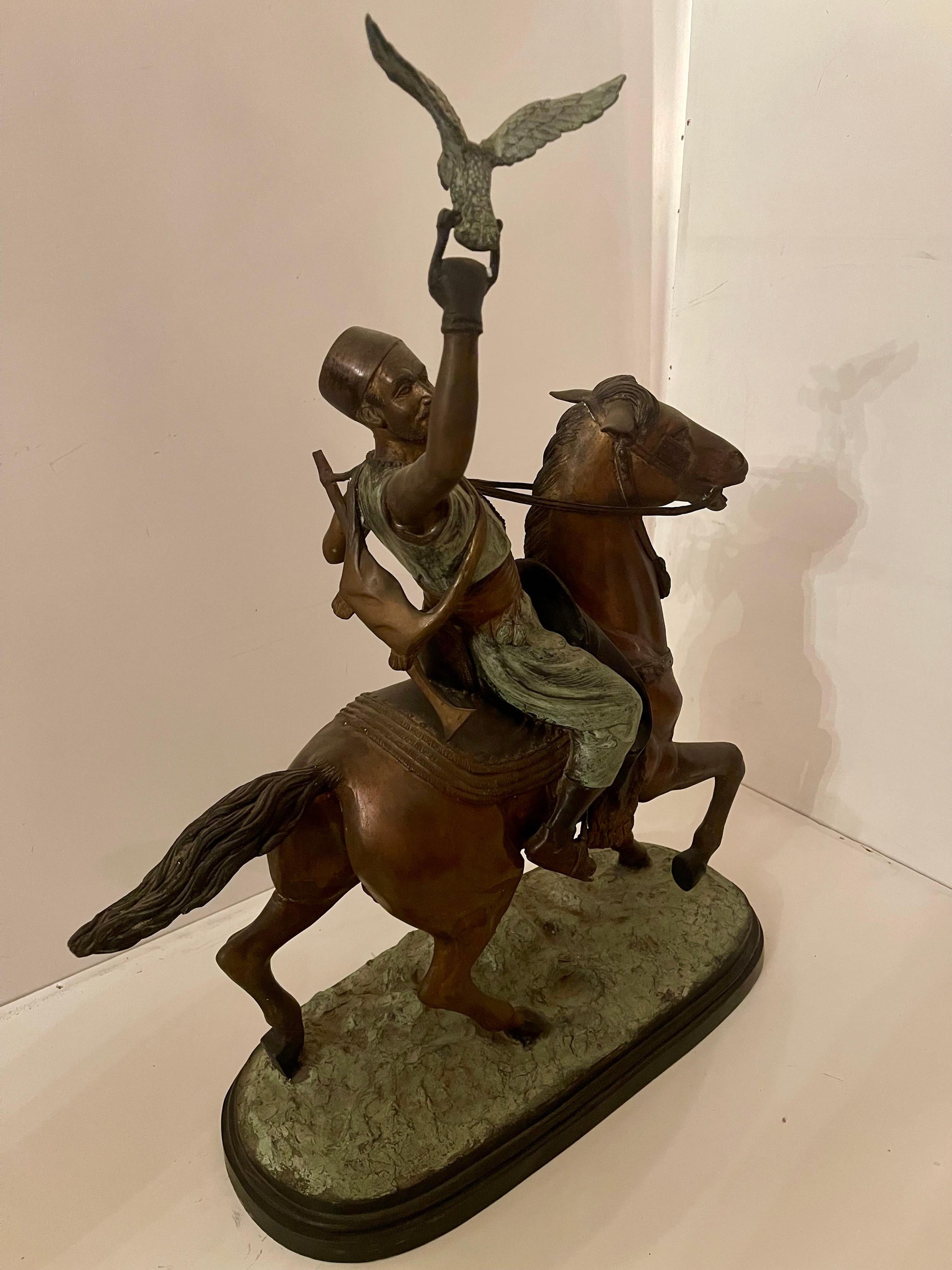 Scultura “Cavaliere con falco” in stile bronzo, XIX secolo