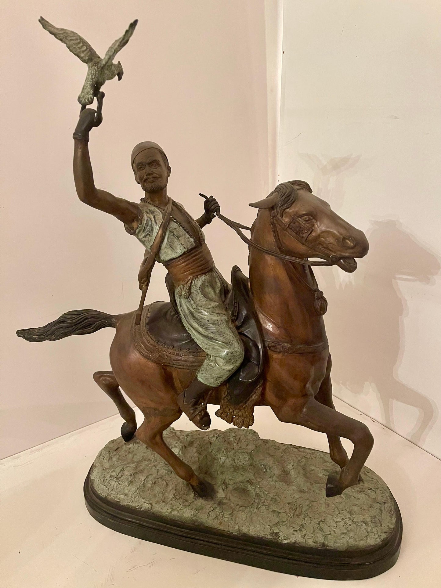 Scultura “Cavaliere con falco” in stile bronzo, XIX secolo