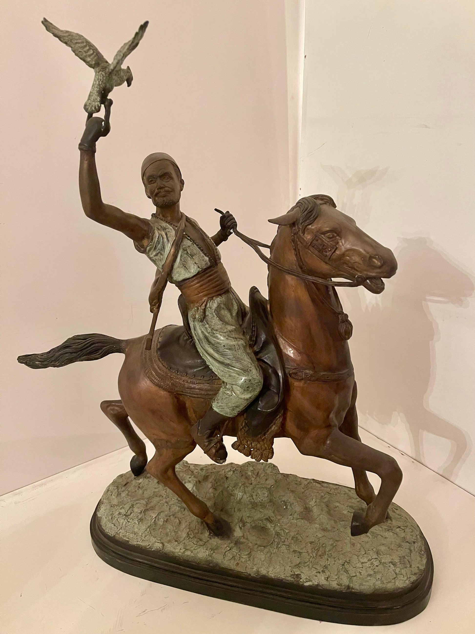 Scultura “Cavaliere con falco” in stile bronzo, XIX secolo