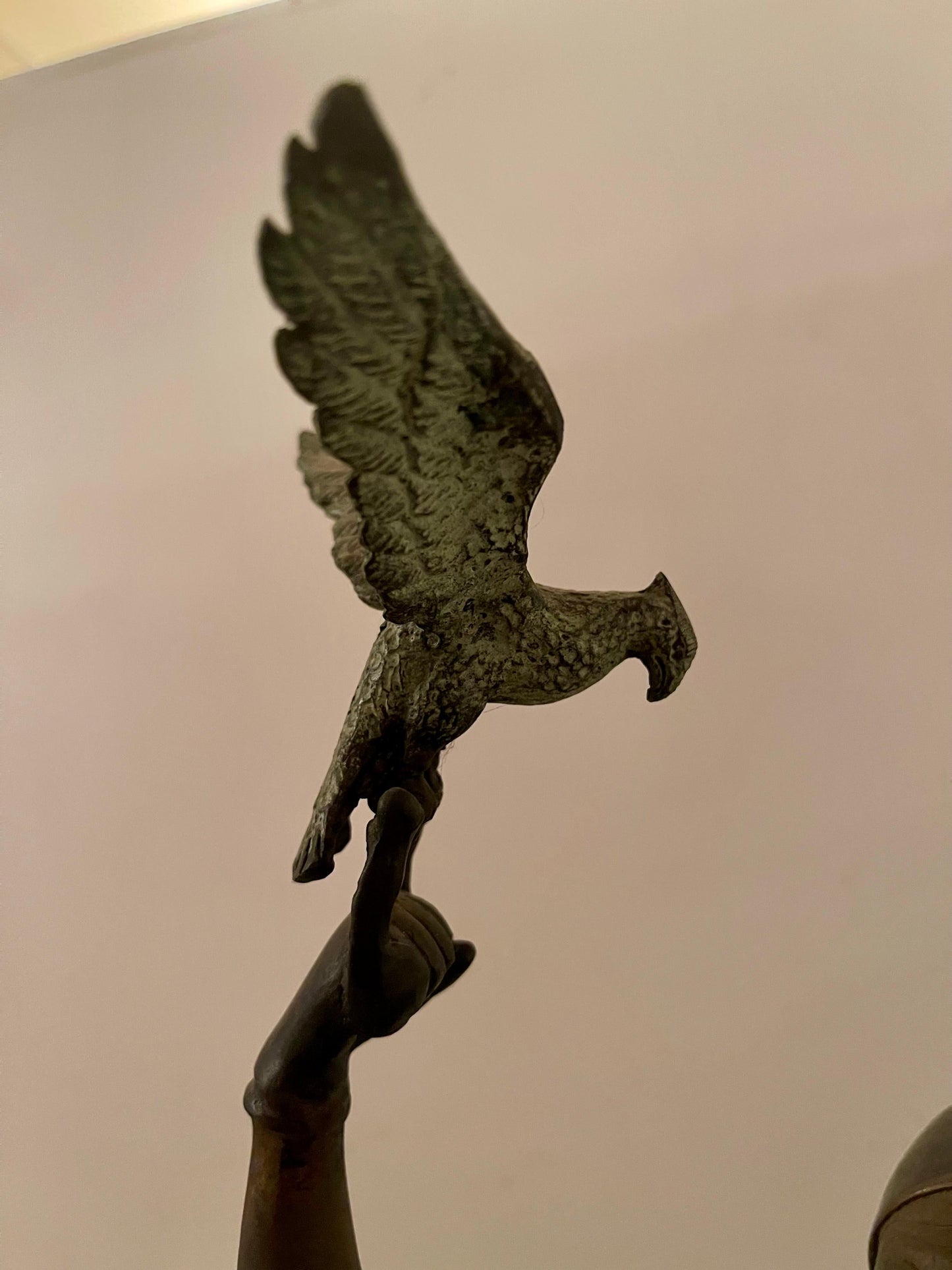 Scultura “Cavaliere con falco” in stile bronzo, XIX secolo