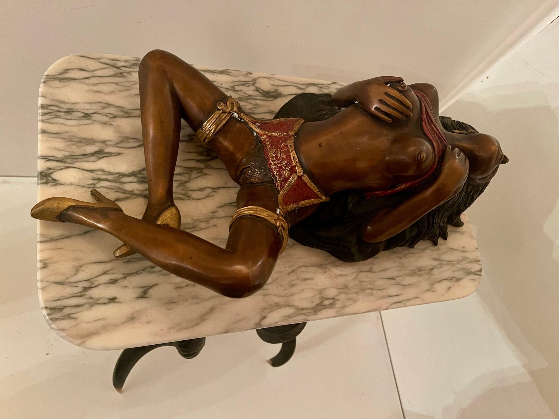 Grande scultura in bronzo donna erotica con base in marmo e corna di animali XX