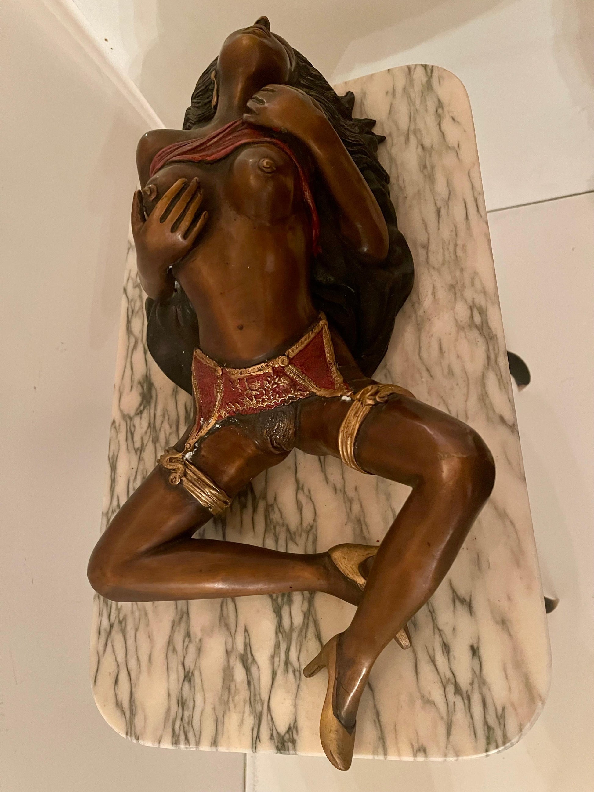 Grande scultura in bronzo donna erotica con base in marmo e corna di animali XX