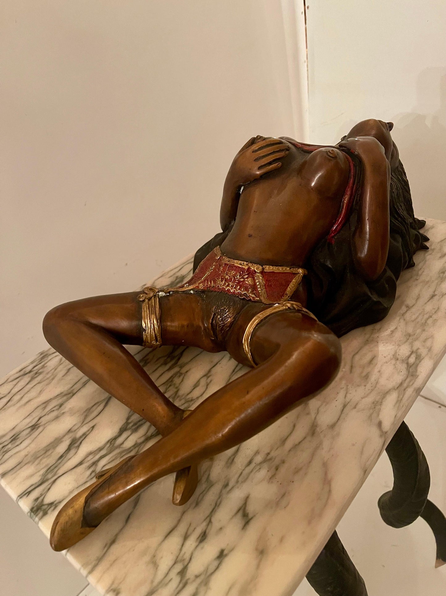 Grande scultura in bronzo donna erotica con base in marmo e corna di animali XX