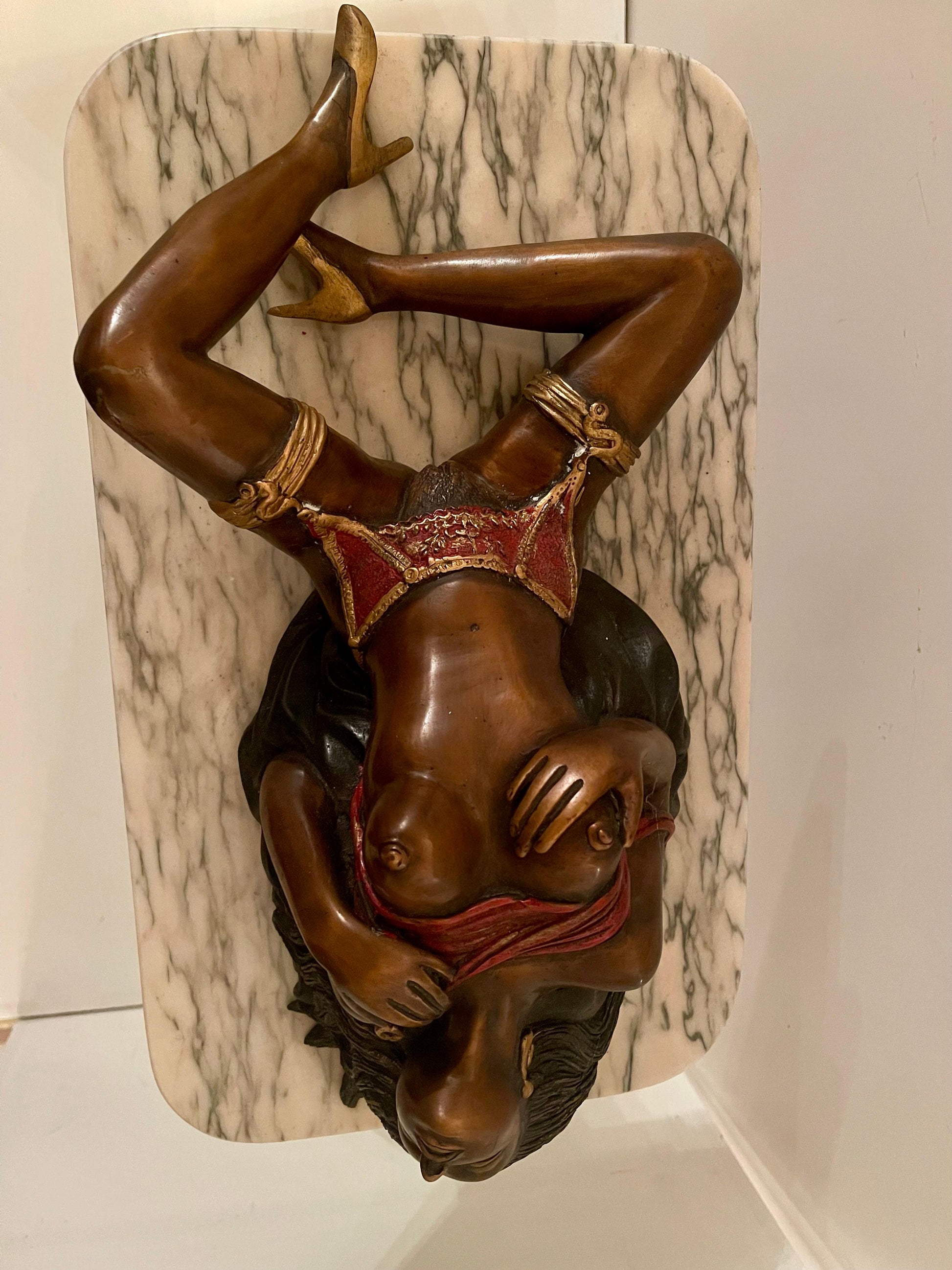 Grande scultura in bronzo donna erotica con base in marmo e corna di animali XX