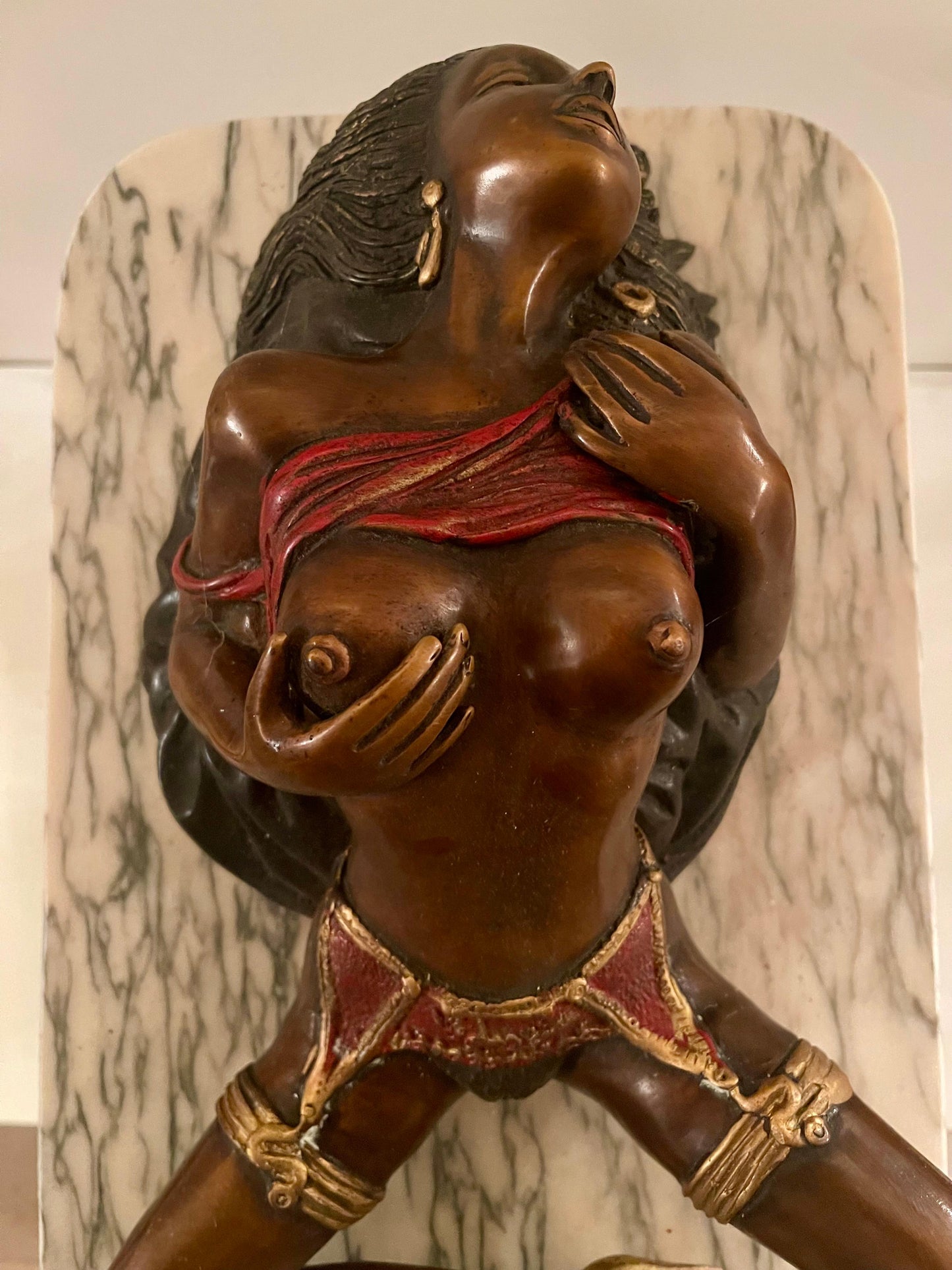 Grande scultura in bronzo donna erotica con base in marmo e corna di animali XX