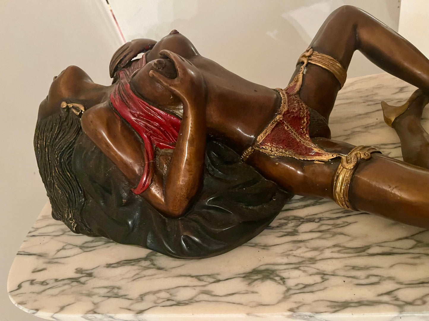 Grande scultura in bronzo donna erotica con base in marmo e corna di animali XX