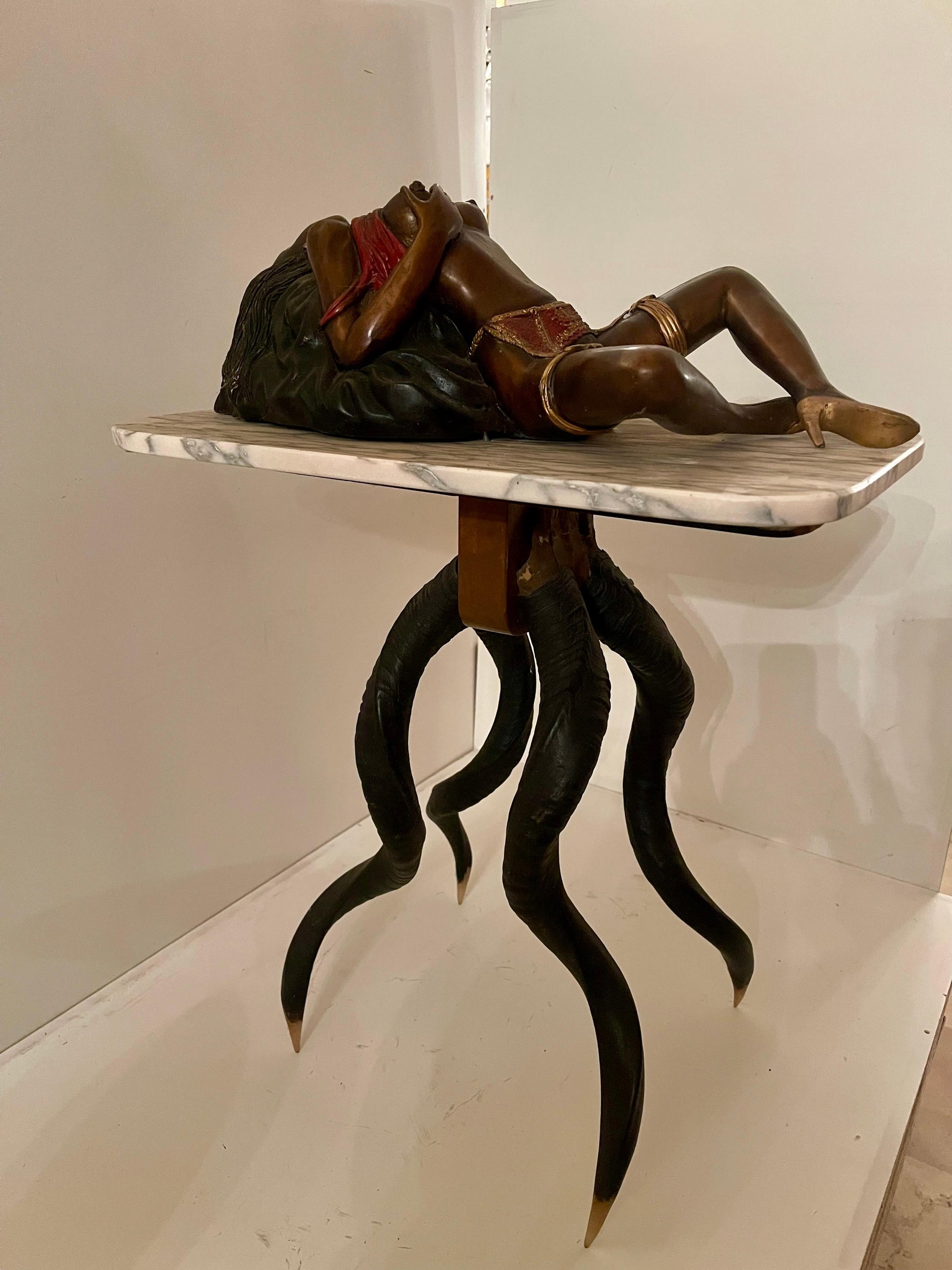 Grande scultura in bronzo donna erotica con base in marmo e corna di animali XX