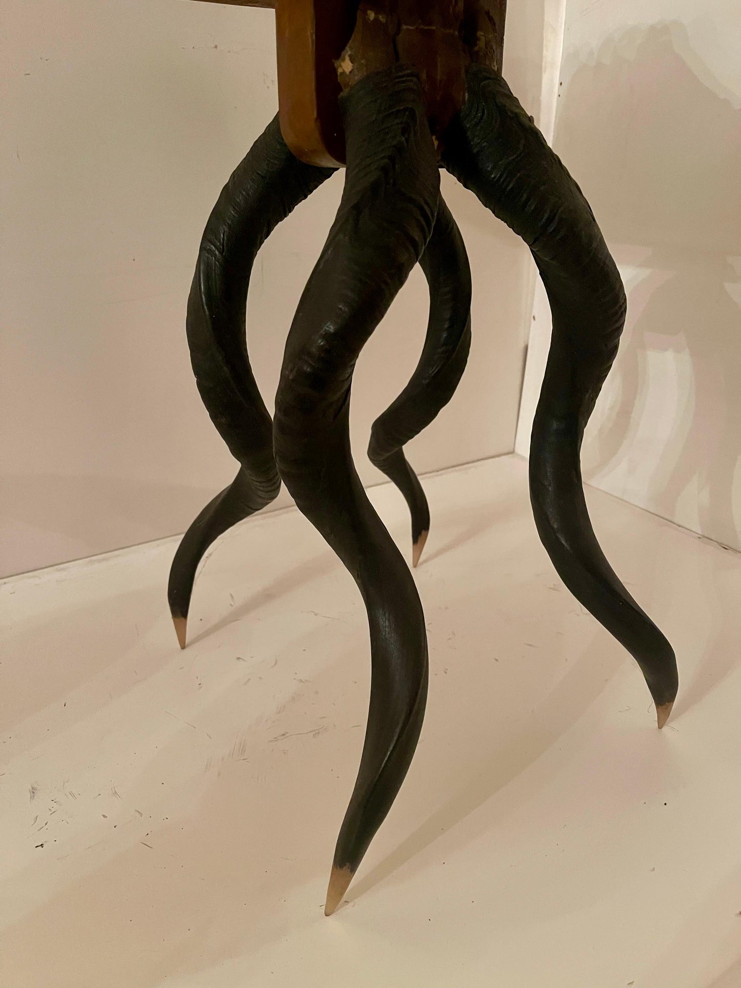 Grande scultura in bronzo donna erotica con base in marmo e corna di animali XX