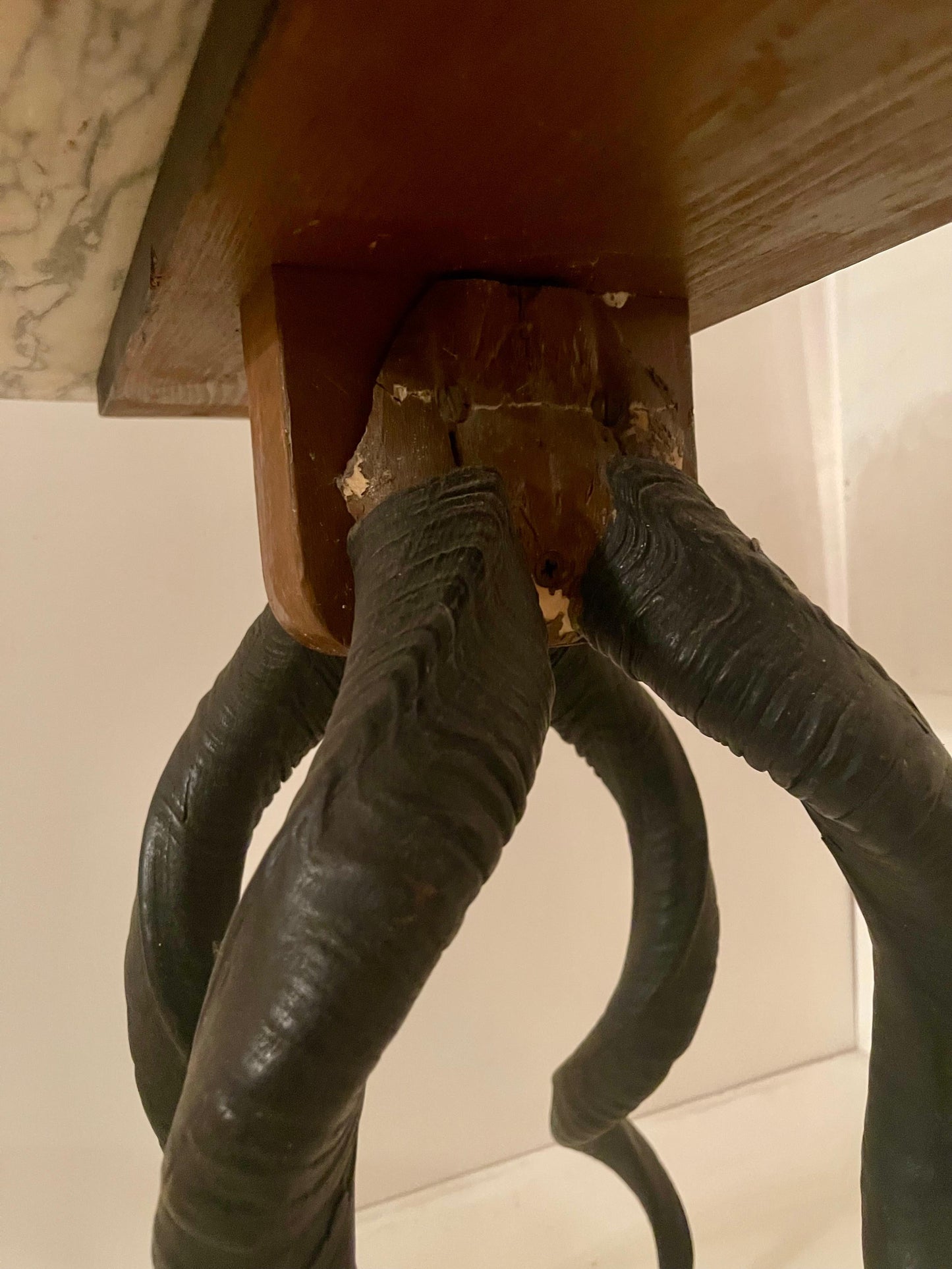 Grande scultura in bronzo donna erotica con base in marmo e corna di animali XX