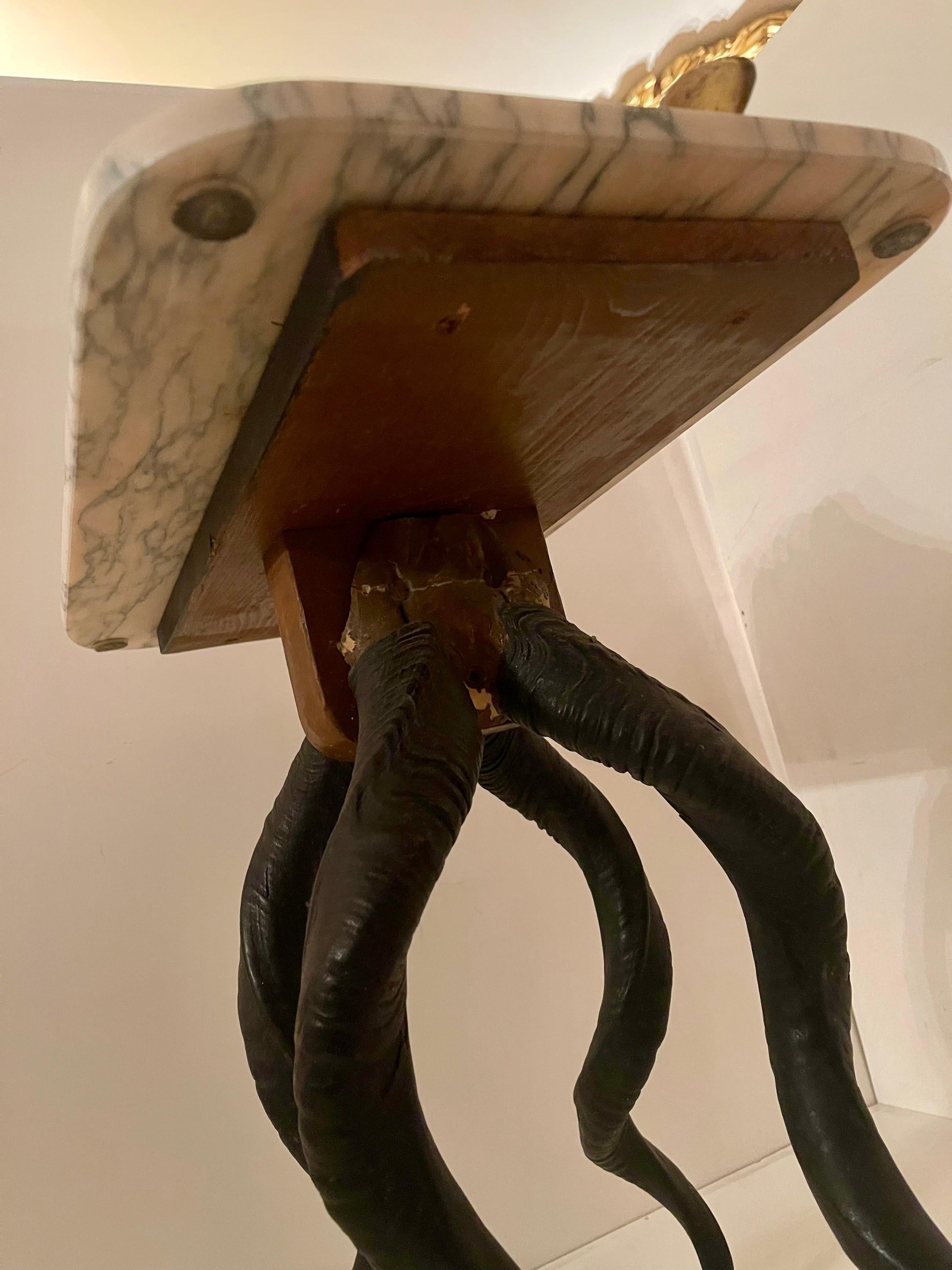 Grande scultura in bronzo donna erotica con base in marmo e corna di animali XX