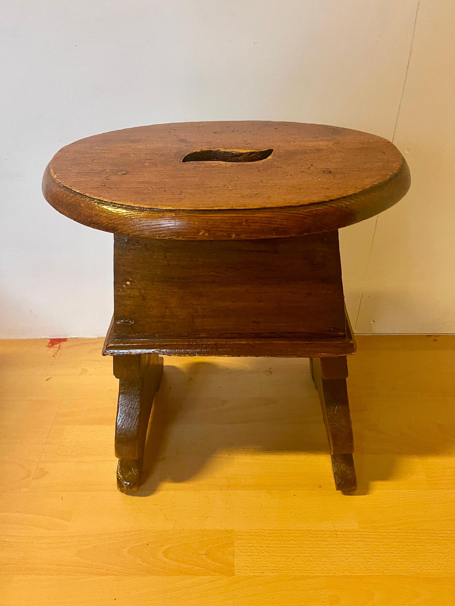 Sgabello basso in legno rustico italiano 1930