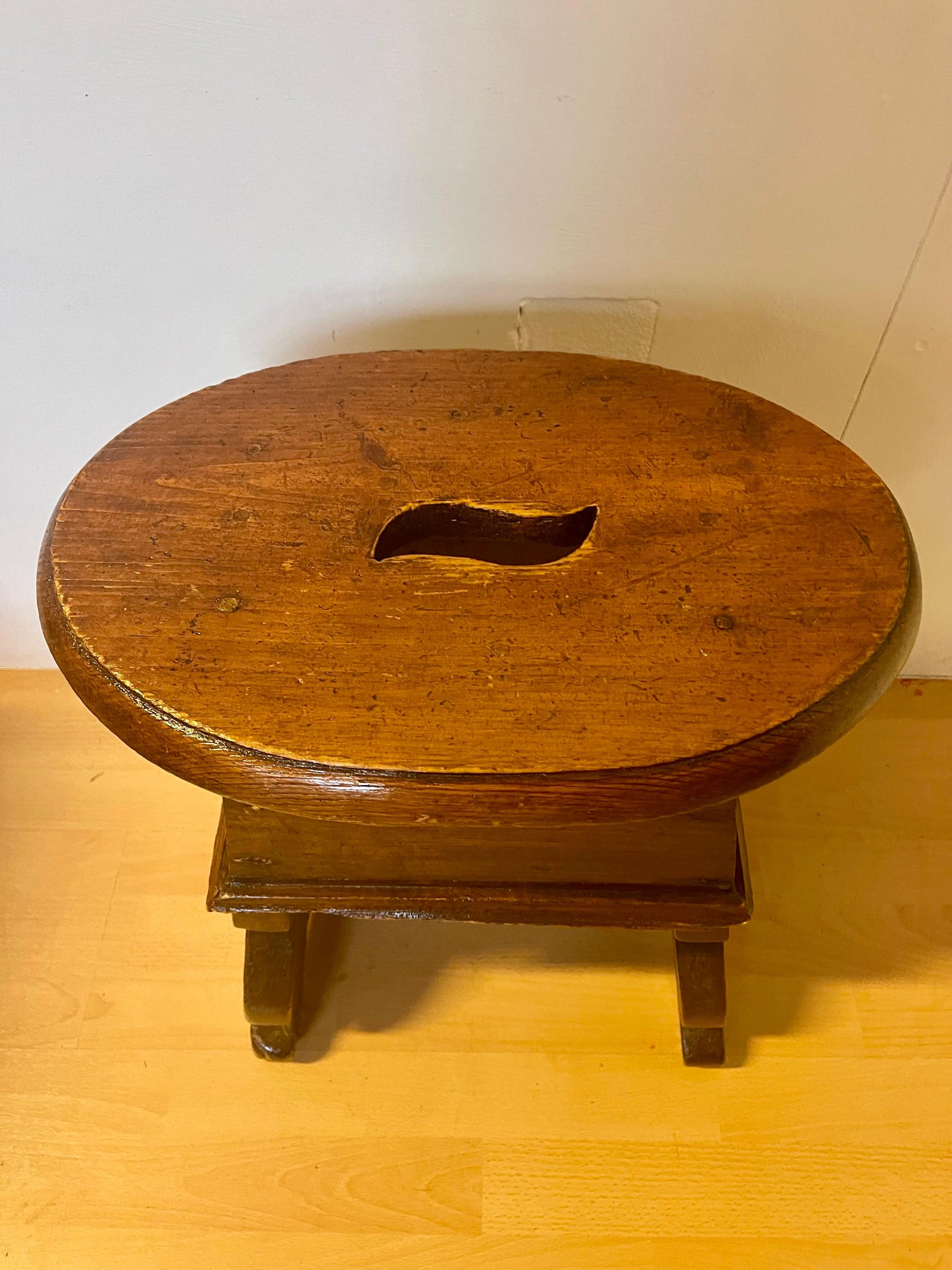 Sgabello basso in legno rustico italiano 1930