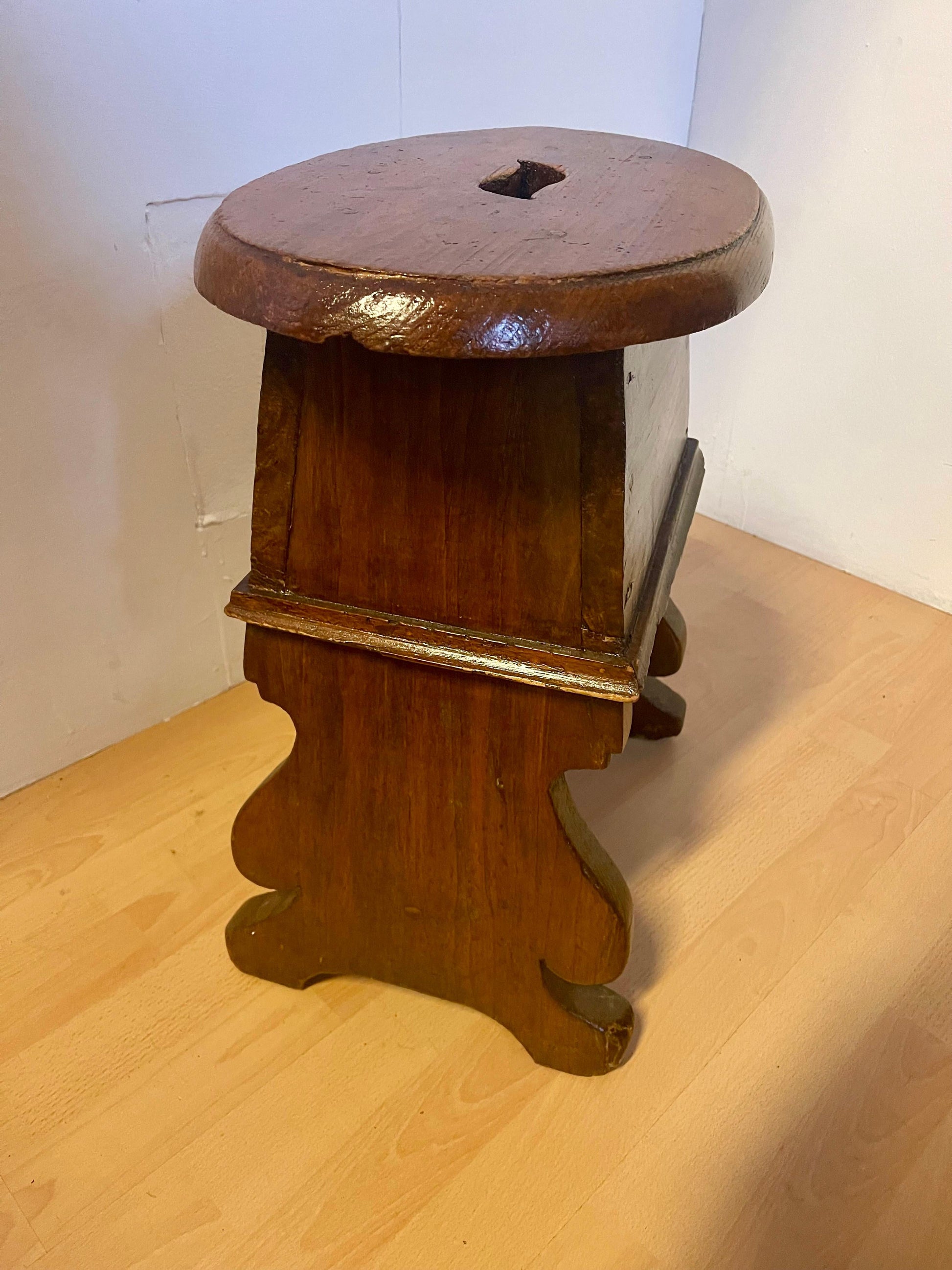 Sgabello basso in legno rustico italiano 1930