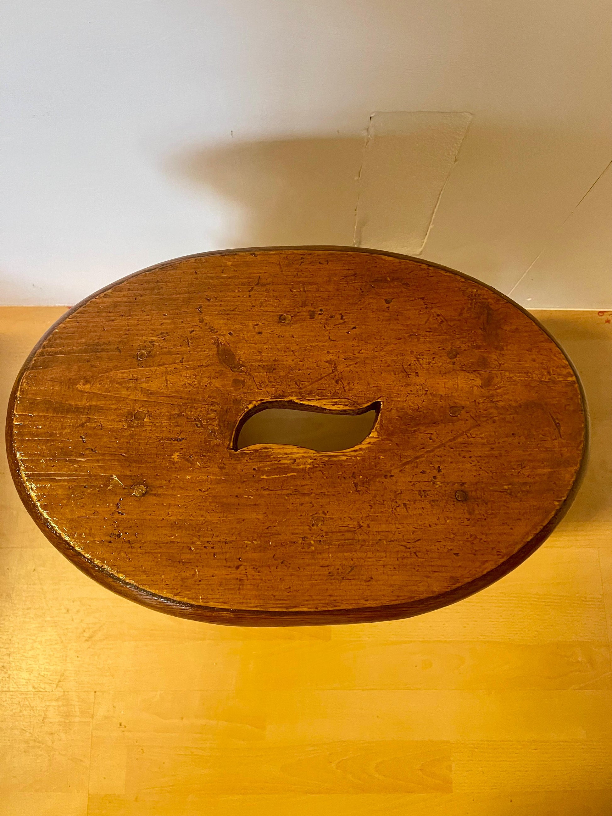 Sgabello basso in legno rustico italiano 1930