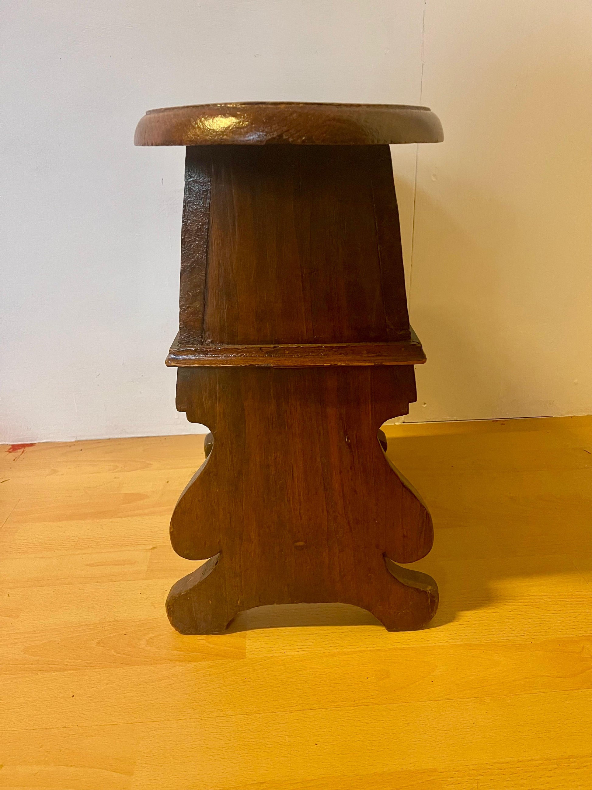 Sgabello basso in legno rustico italiano 1930
