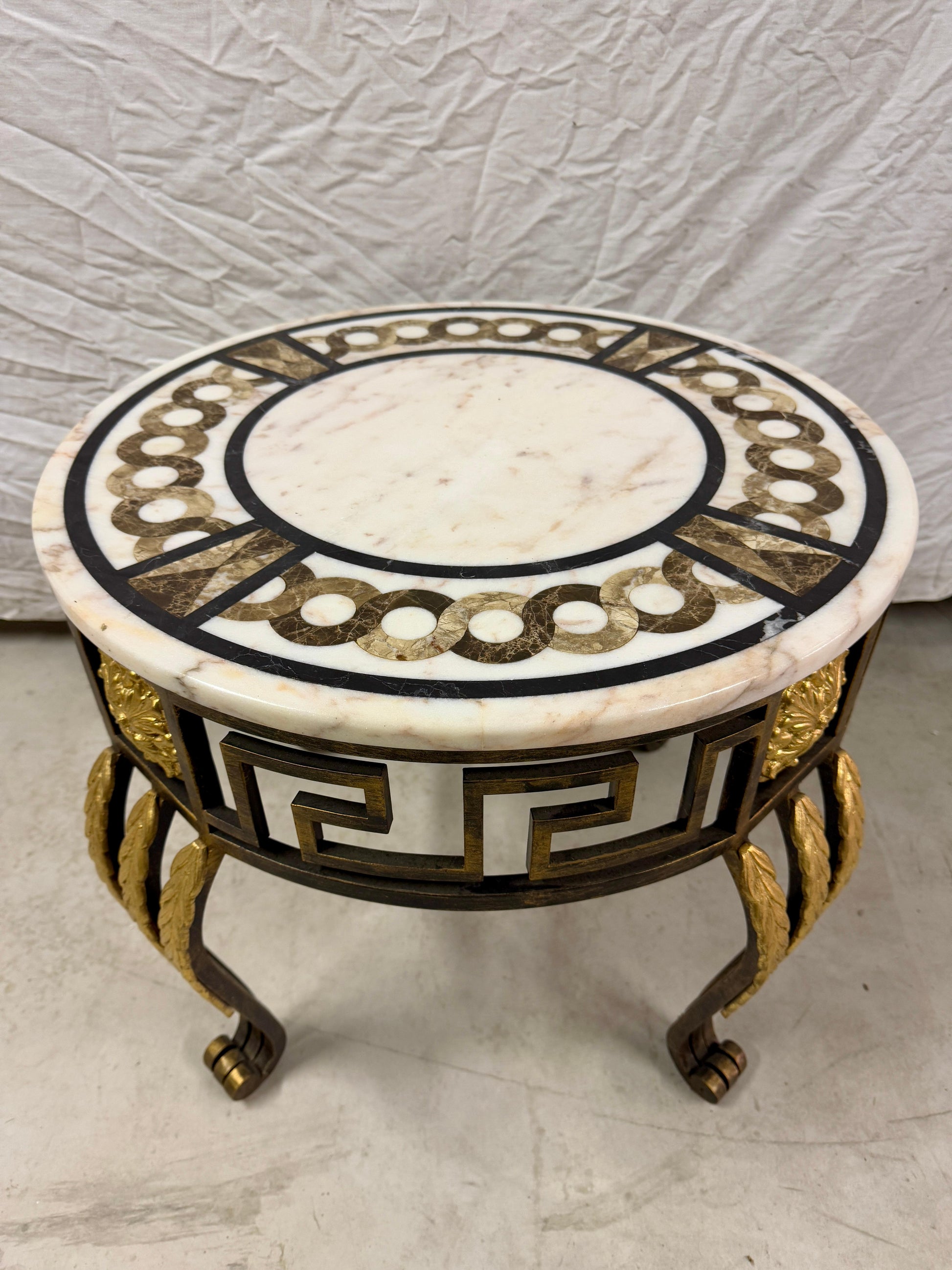 Tavolino in marmo circolare con base in ferro e bronzo XX secolo italian