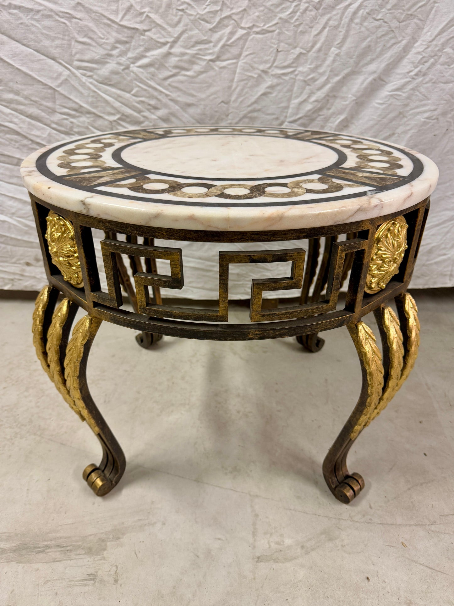 Tavolino in marmo circolare con base in ferro e bronzo XX secolo italian