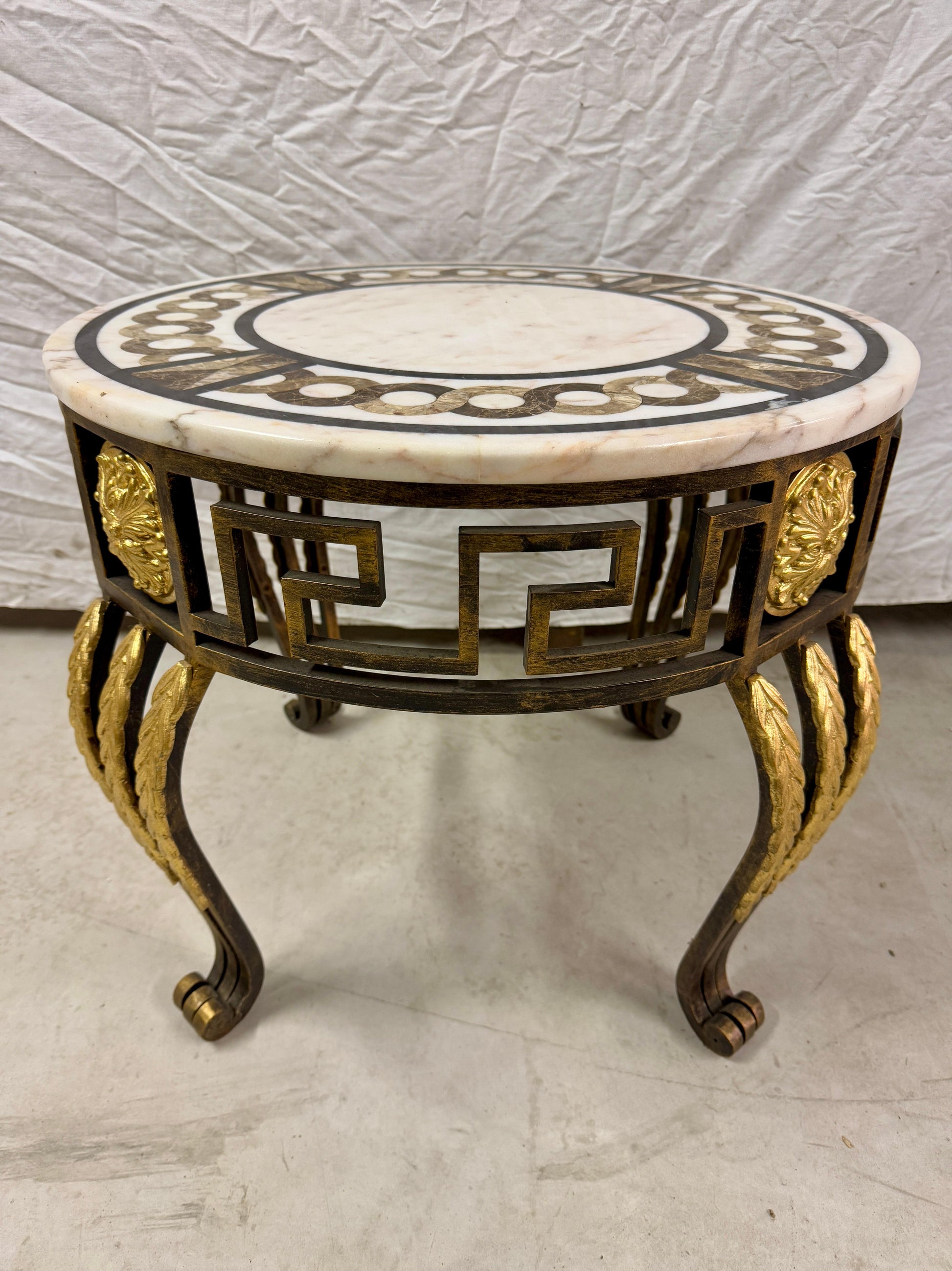 Tavolino in marmo circolare con base in ferro e bronzo XX secolo italian