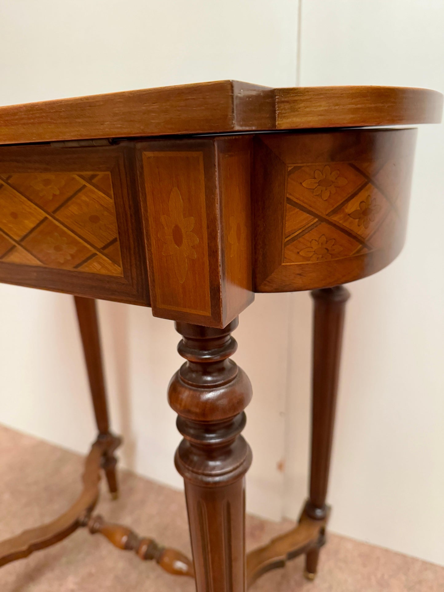 Tavolino intarsiato italiano vintage anni '90