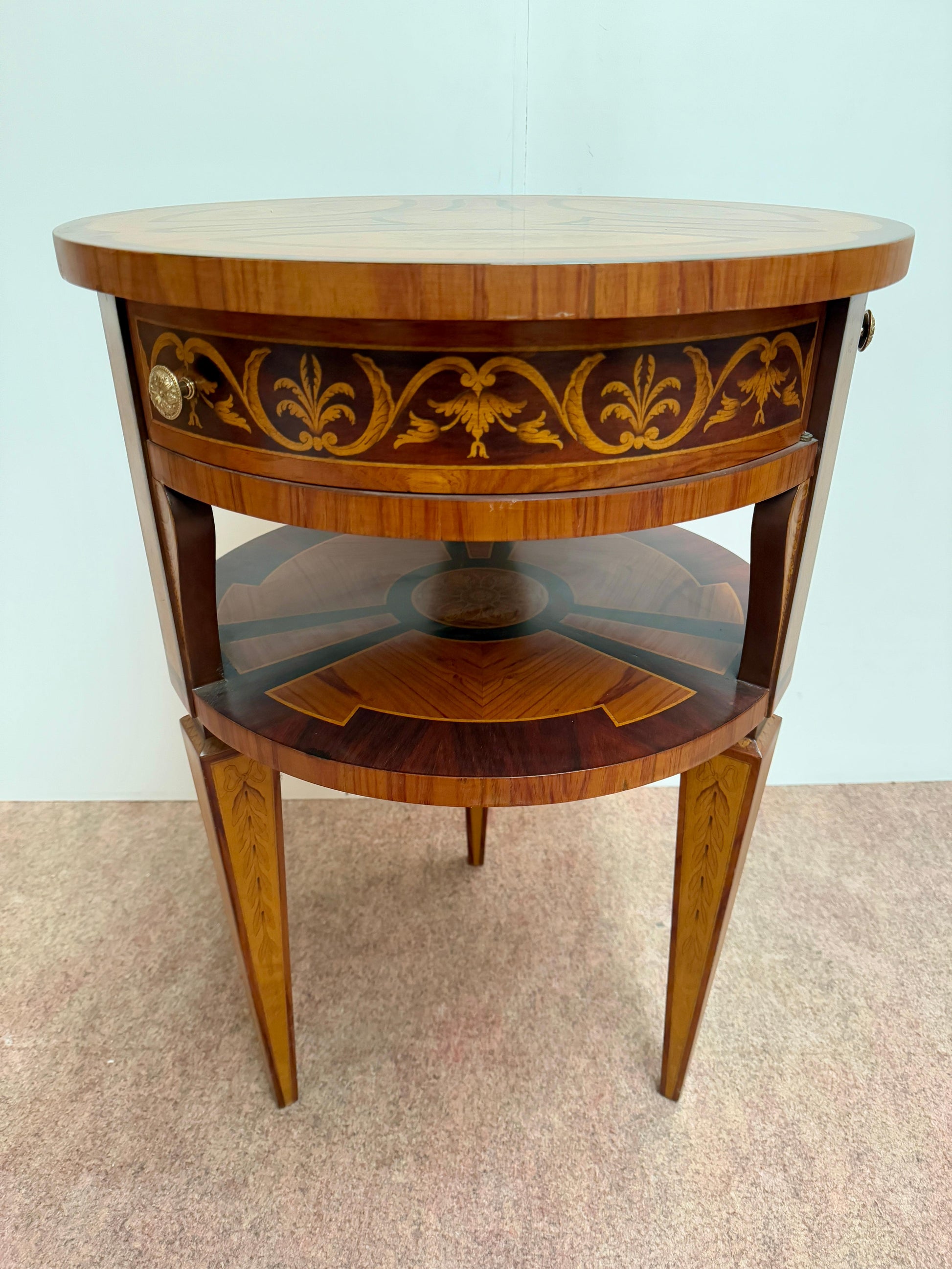 Tavolino antico da centrostanza in legno policromi appartenente con 3 cassetti