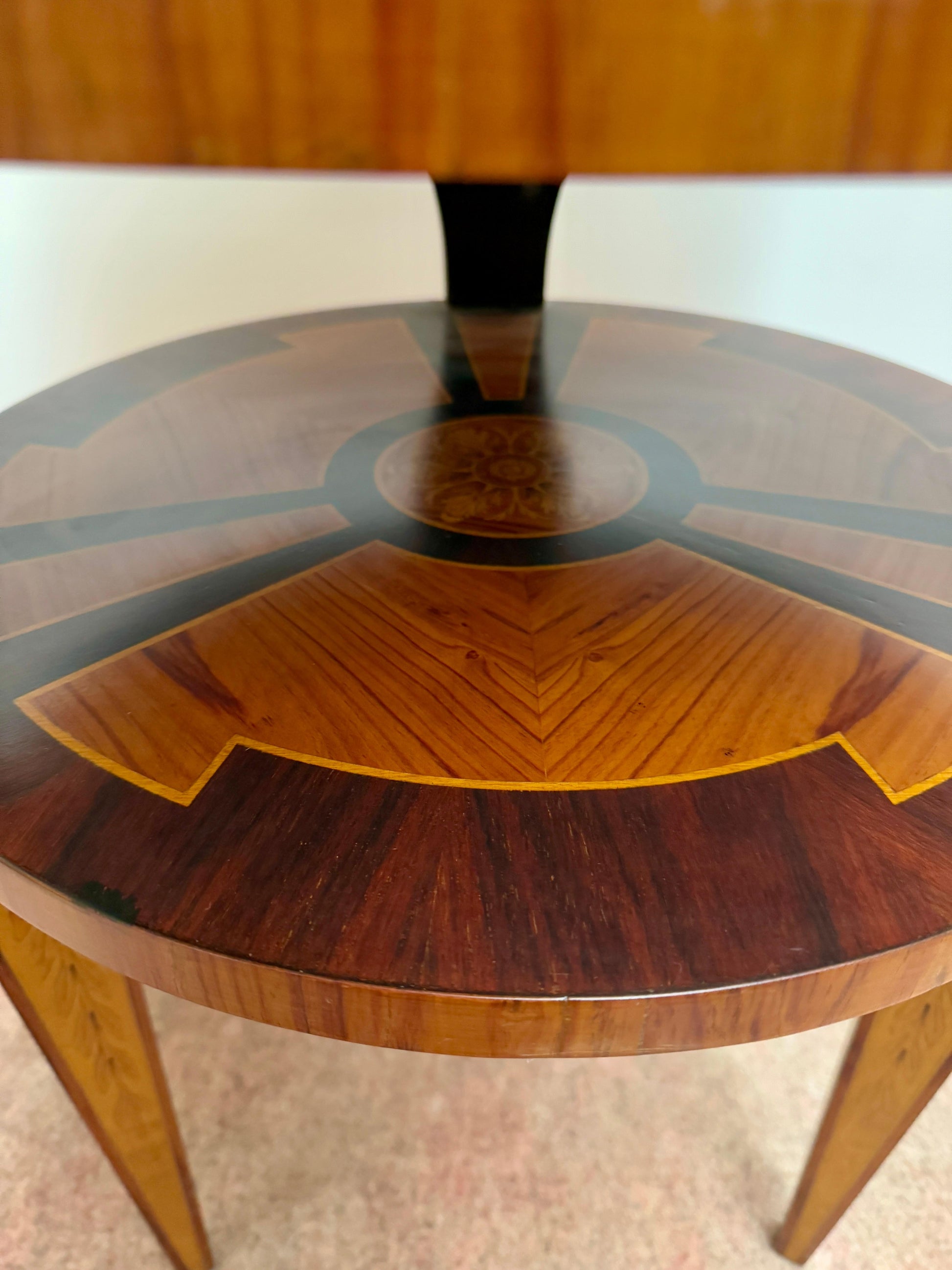 Tavolino antico da centrostanza in legno policromi appartenente con 3 cassetti