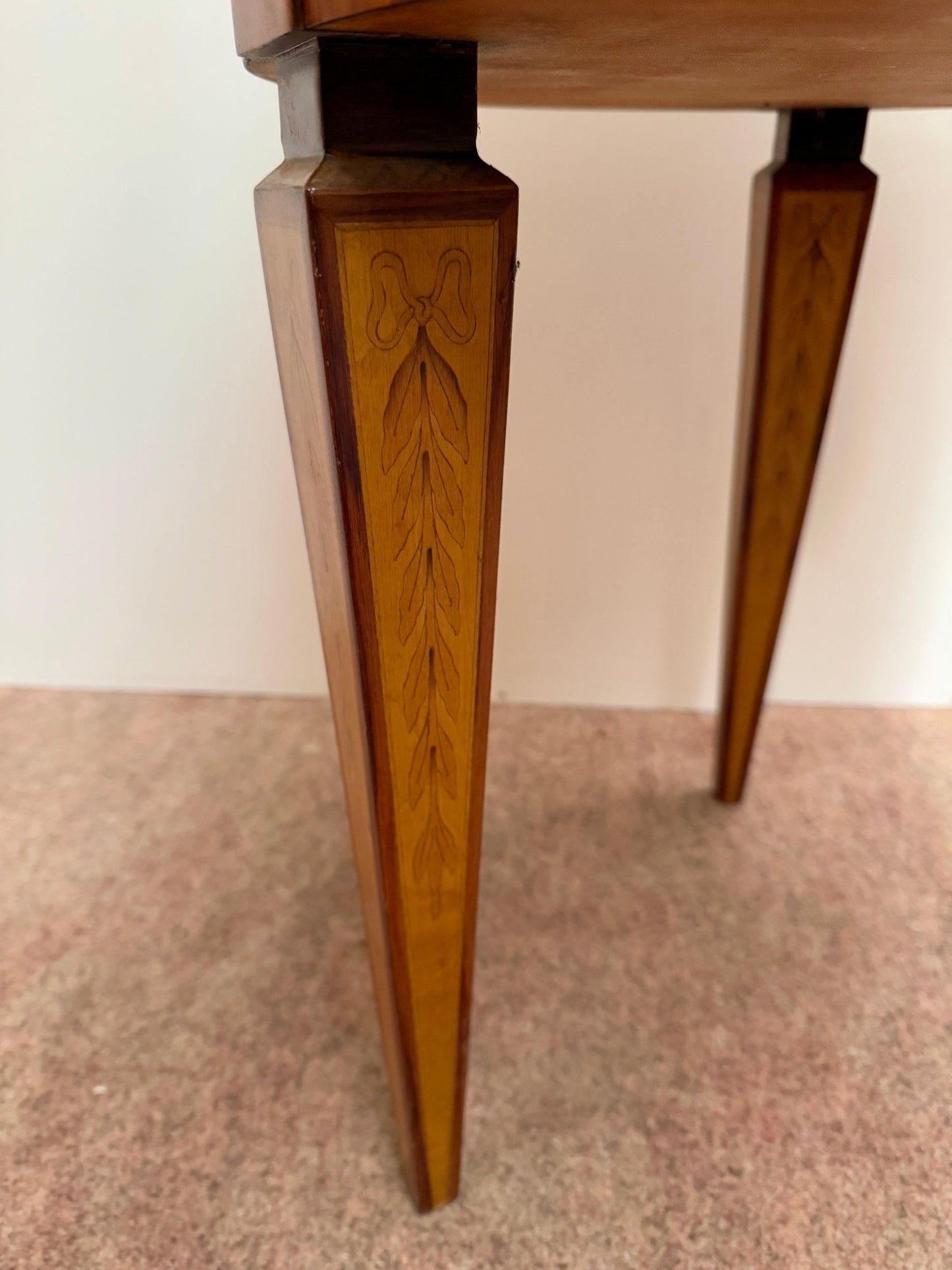 Tavolino antico da centrostanza in legno policromi appartenente con 3 cassetti