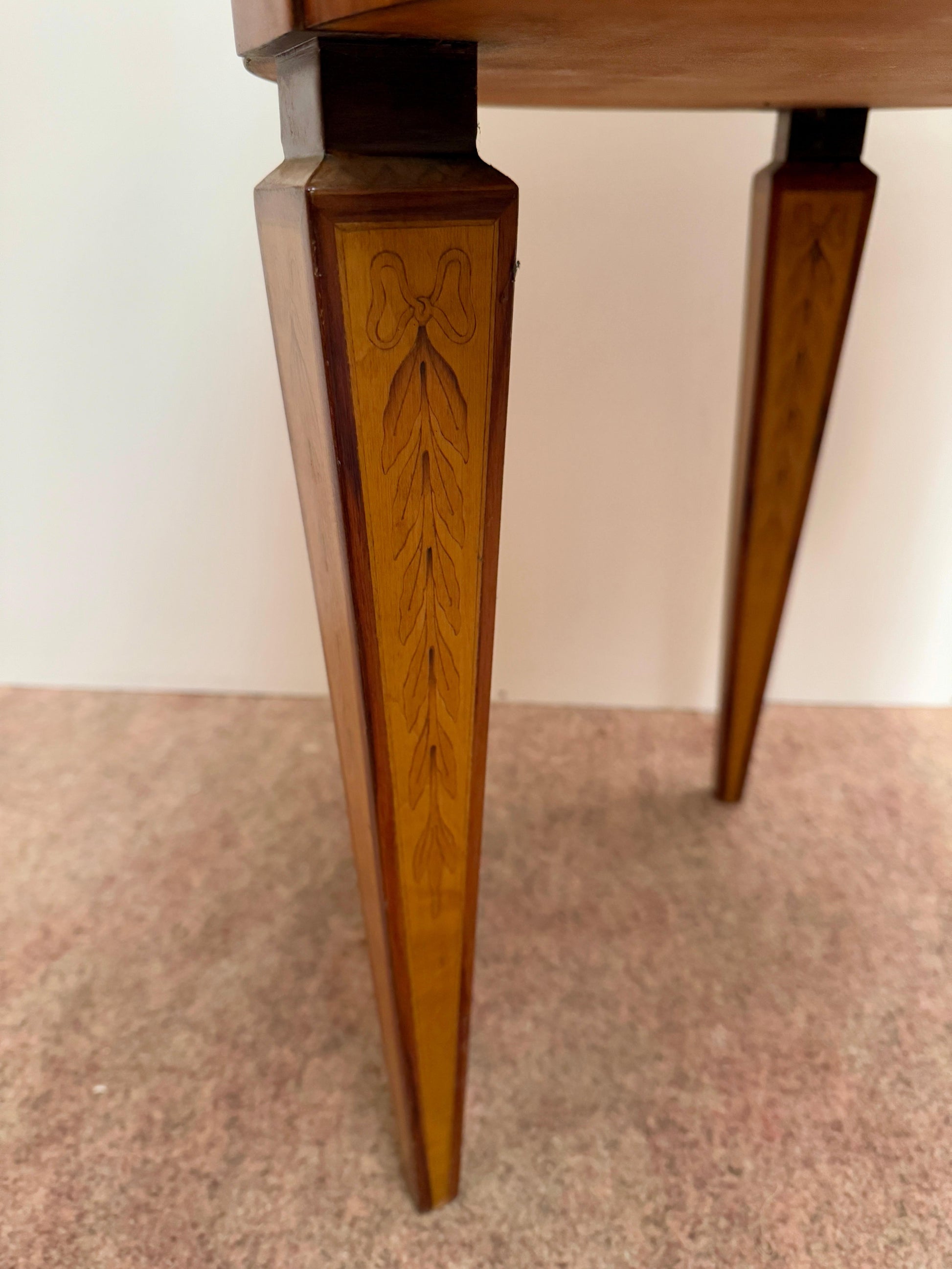 Tavolino antico da centrostanza in legno policromi appartenente con 3 cassetti