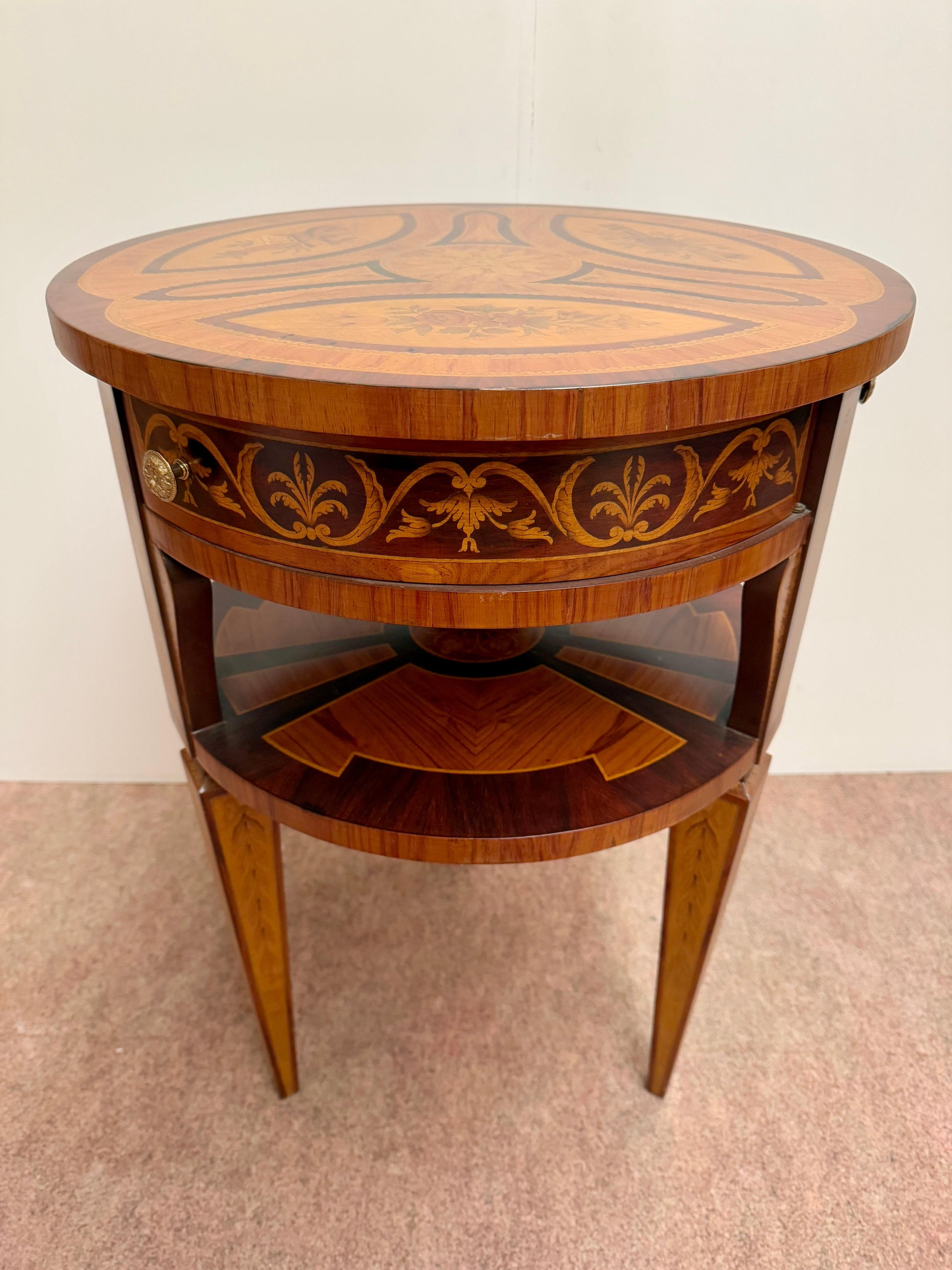 Tavolino antico da centrostanza in legno policromi appartenente con 3 cassetti