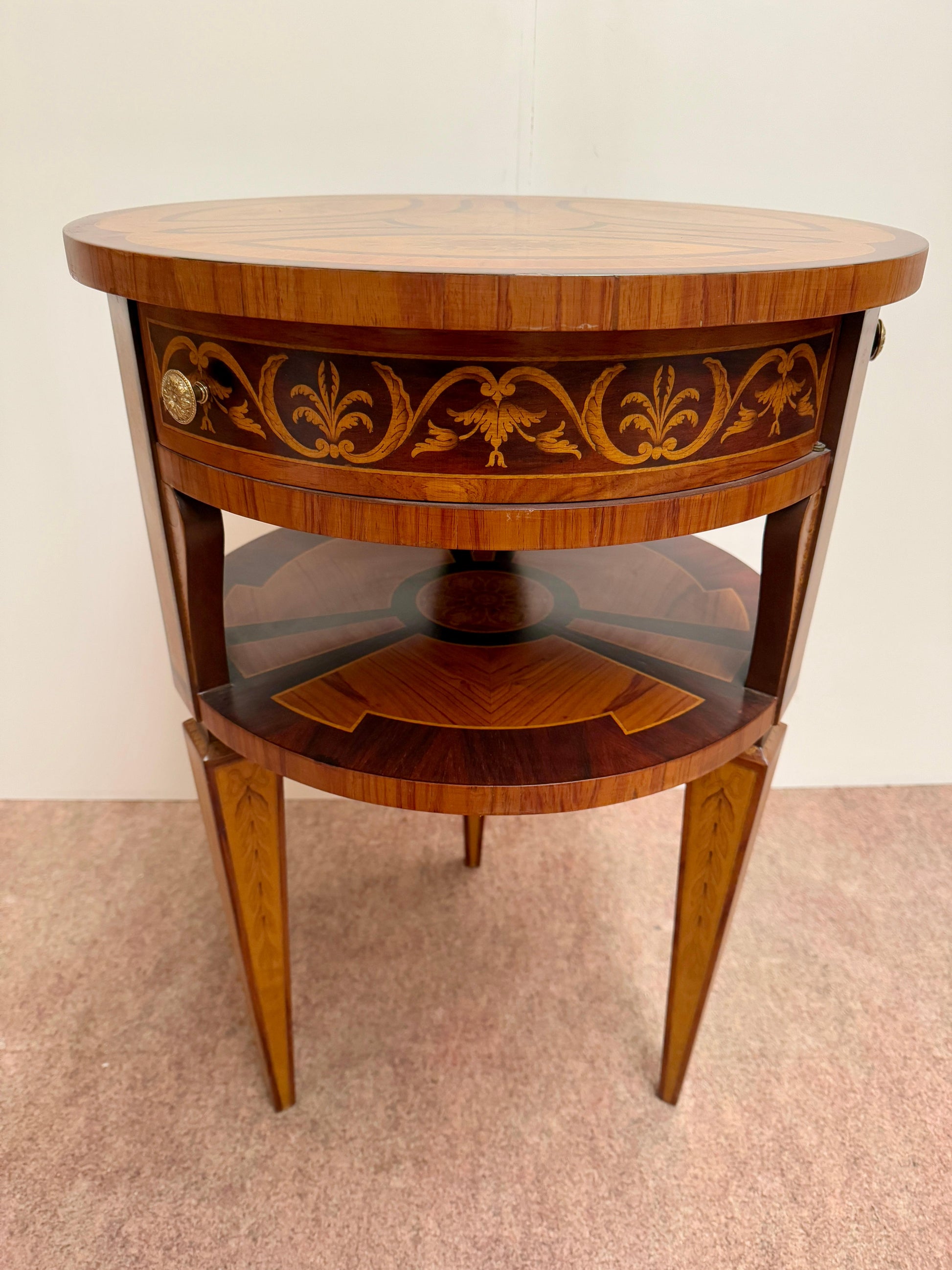 Tavolino antico da centrostanza in legno policromi appartenente con 3 cassetti