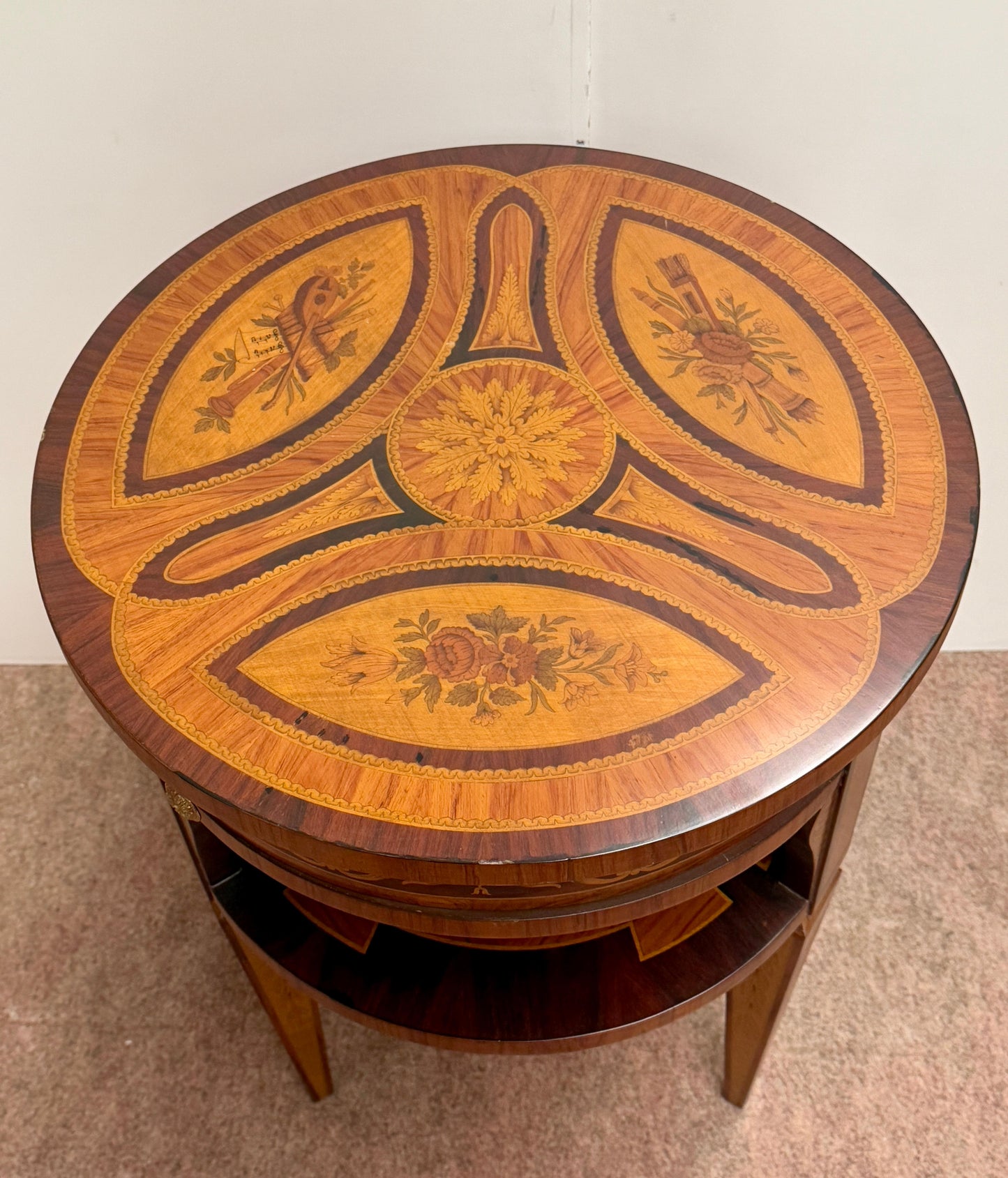 Tavolino antico da centrostanza in legno policromi appartenente con 3 cassetti