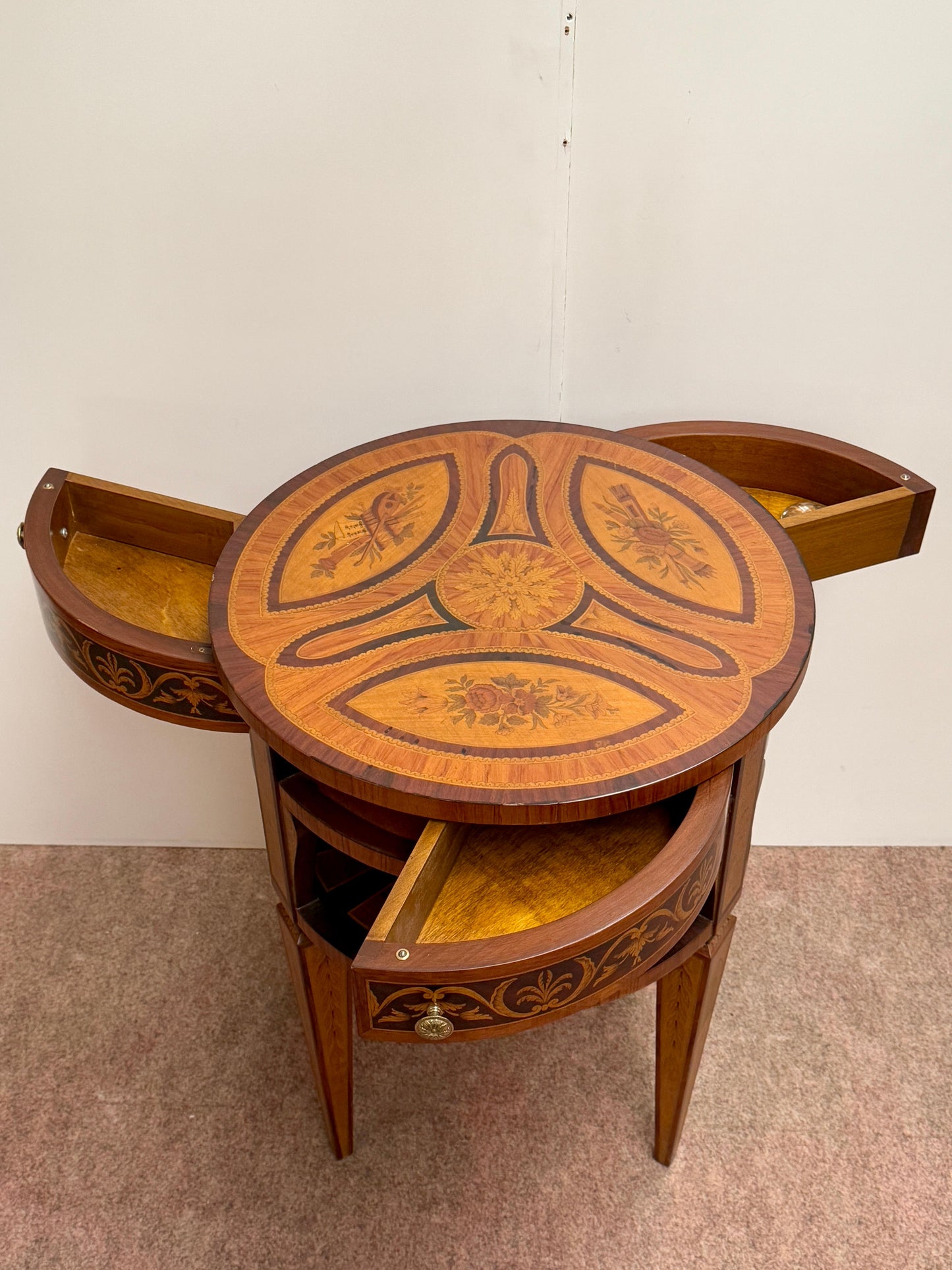 Tavolino antico da centrostanza in legno policromi appartenente con 3 cassetti