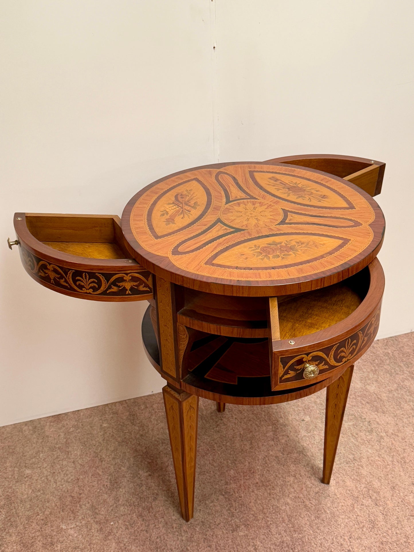 Tavolino antico da centrostanza in legno policromi appartenente con 3 cassetti