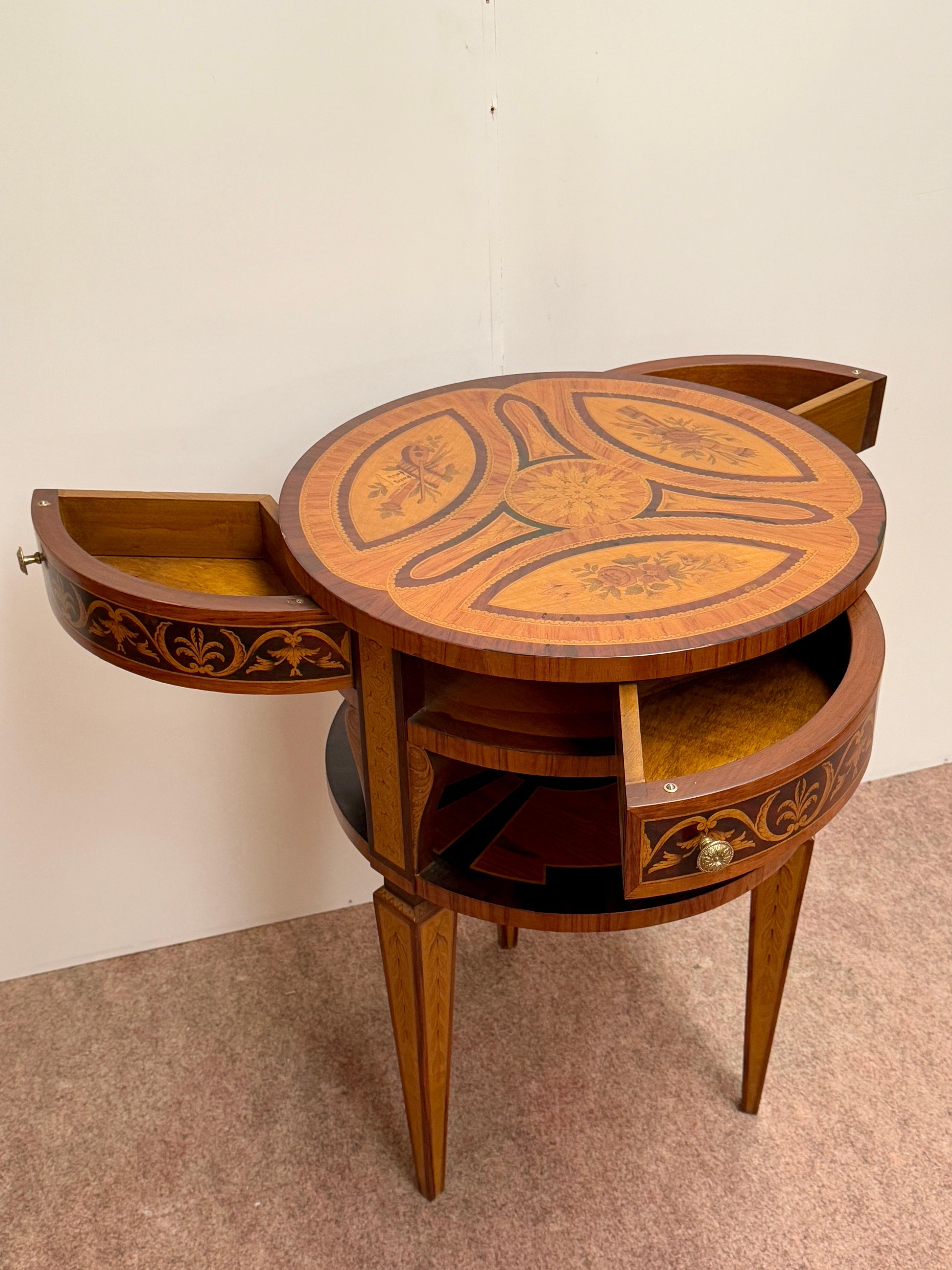 Tavolino antico da centrostanza in legno policromi appartenente con 3 cassetti