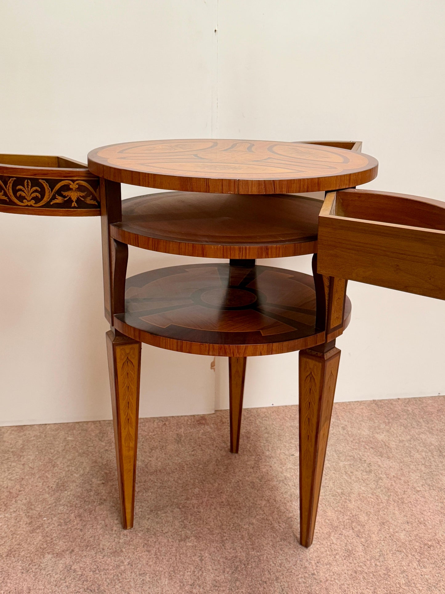 Tavolino antico da centrostanza in legno policromi appartenente con 3 cassetti