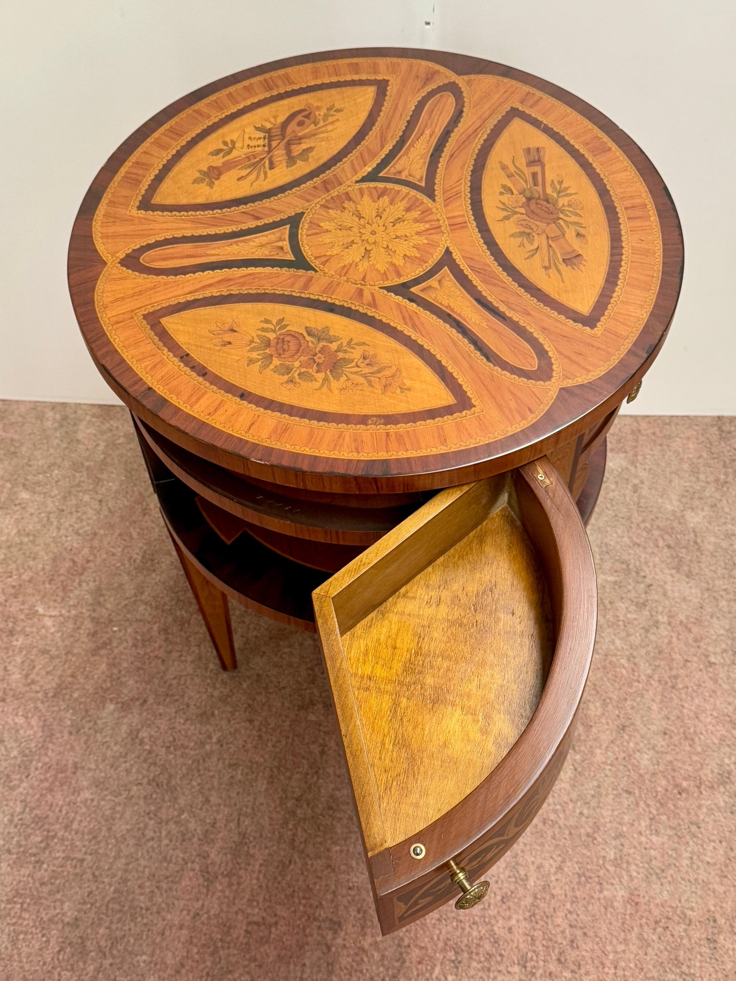 Tavolino antico da centrostanza in legno policromi appartenente con 3 cassetti