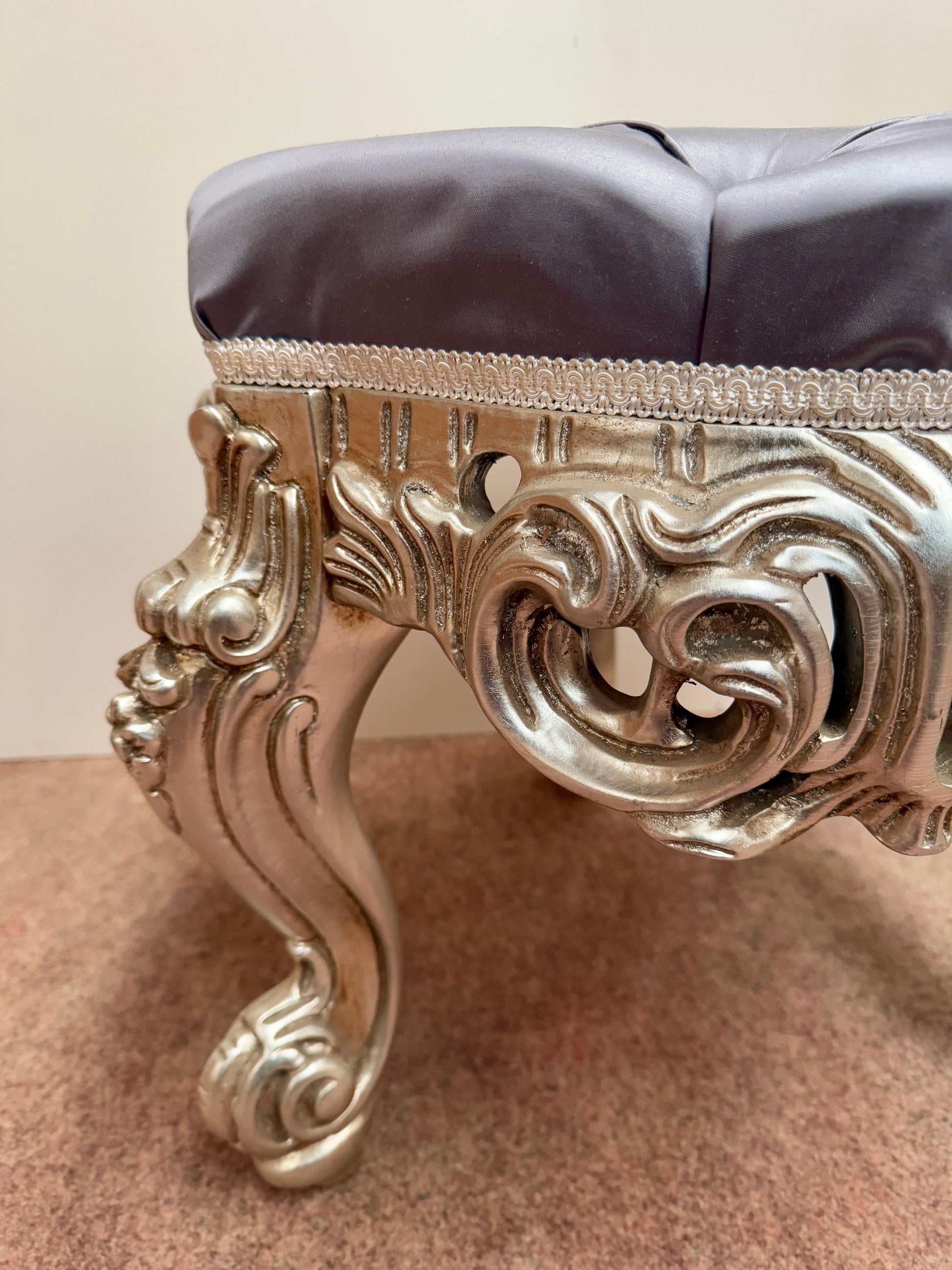 Pouf di lusso in legno intagliato argentato italian XX secolo