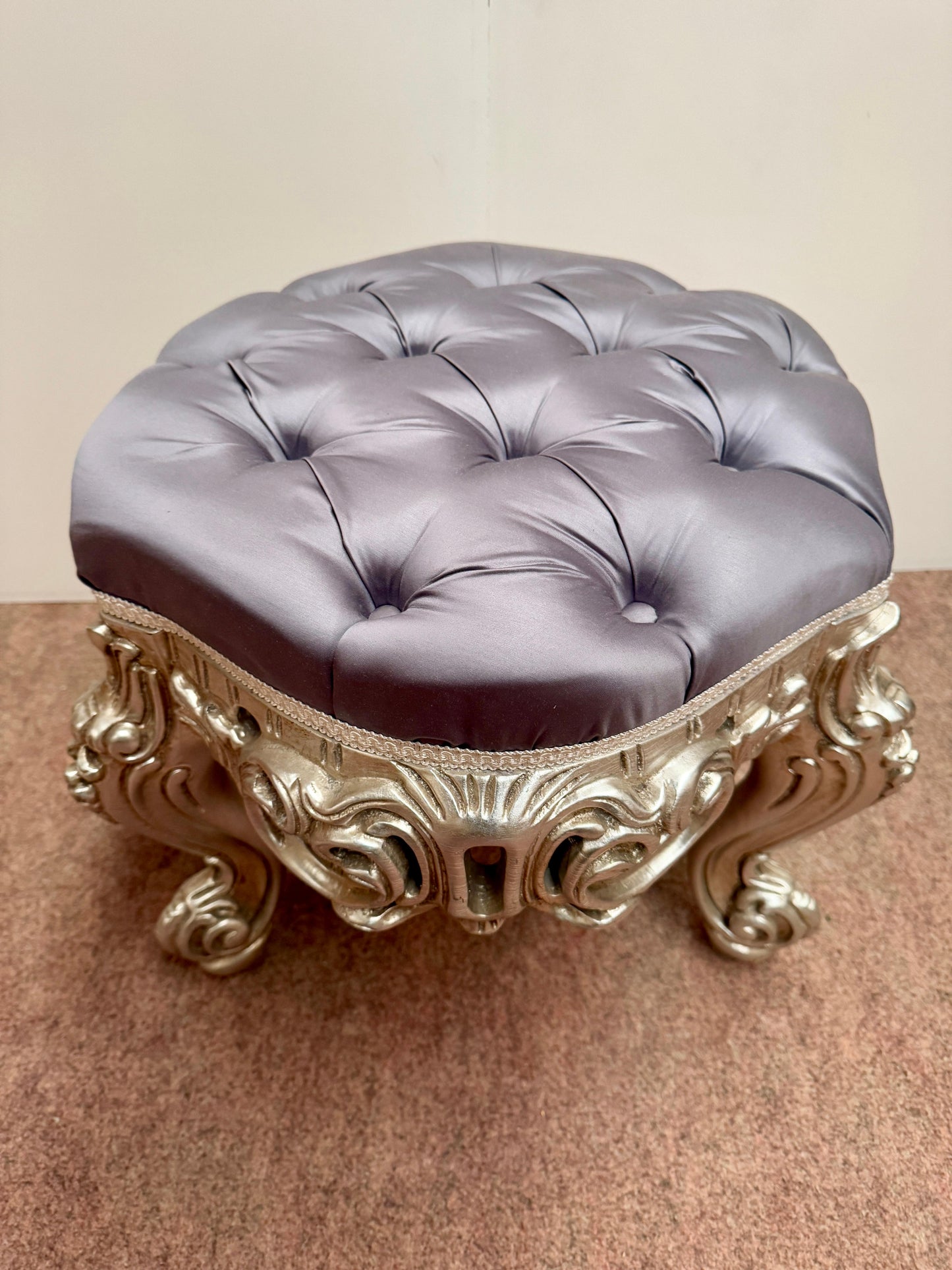 Pouf di lusso in legno intagliato argentato italian XX secolo