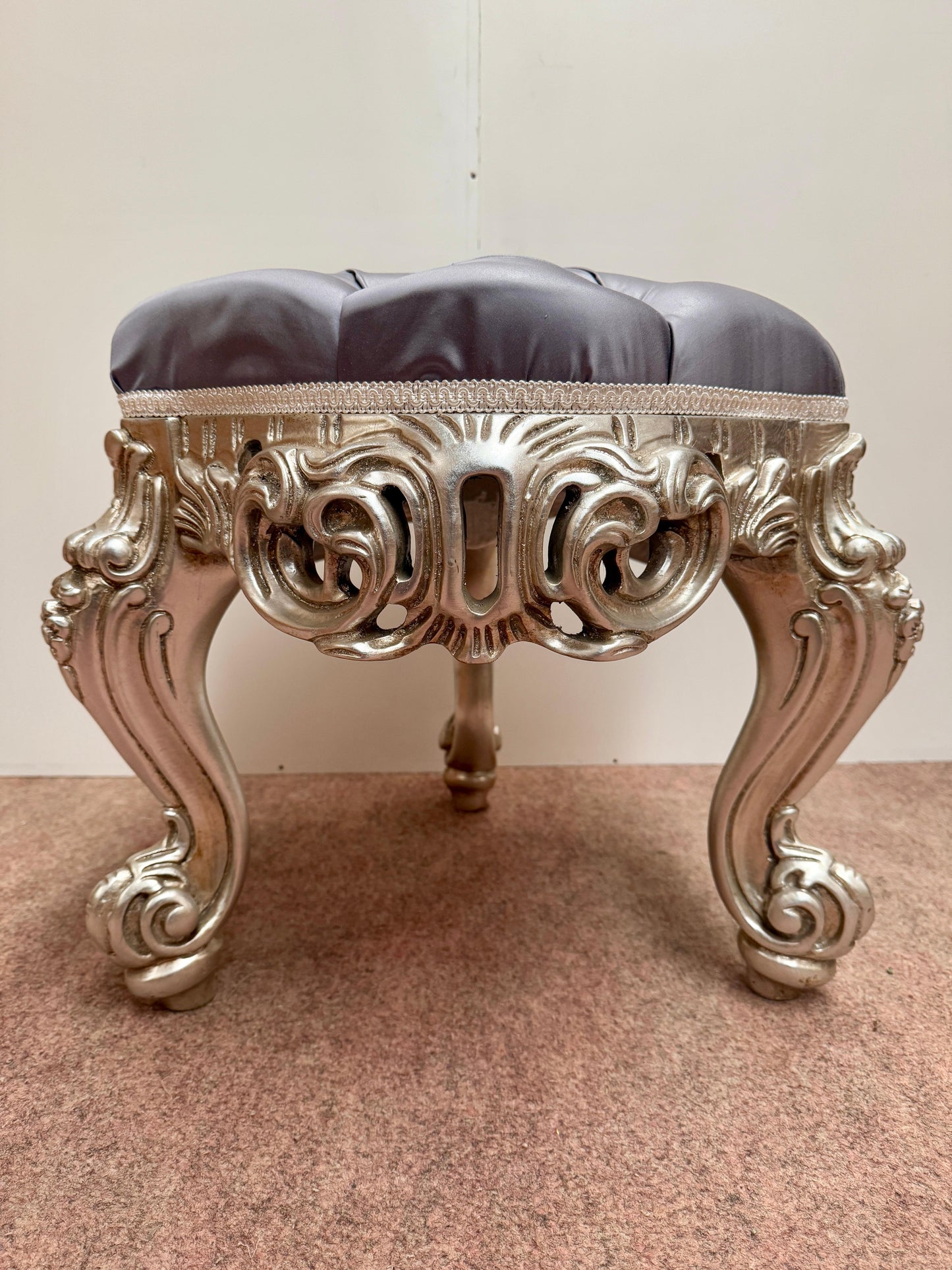 Pouf di lusso in legno intagliato argentato italian XX secolo