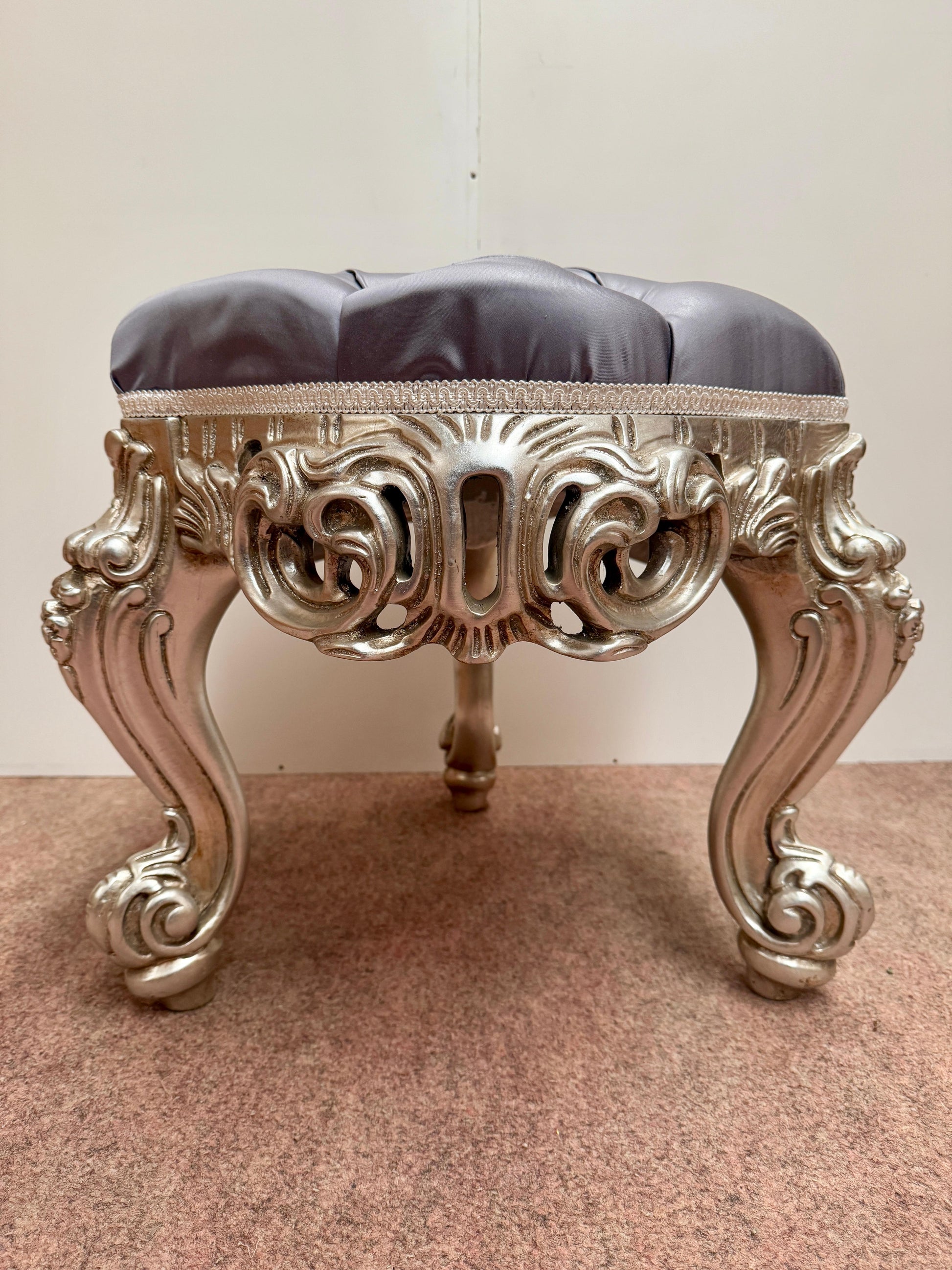 Pouf di lusso in legno intagliato argentato italian XX secolo