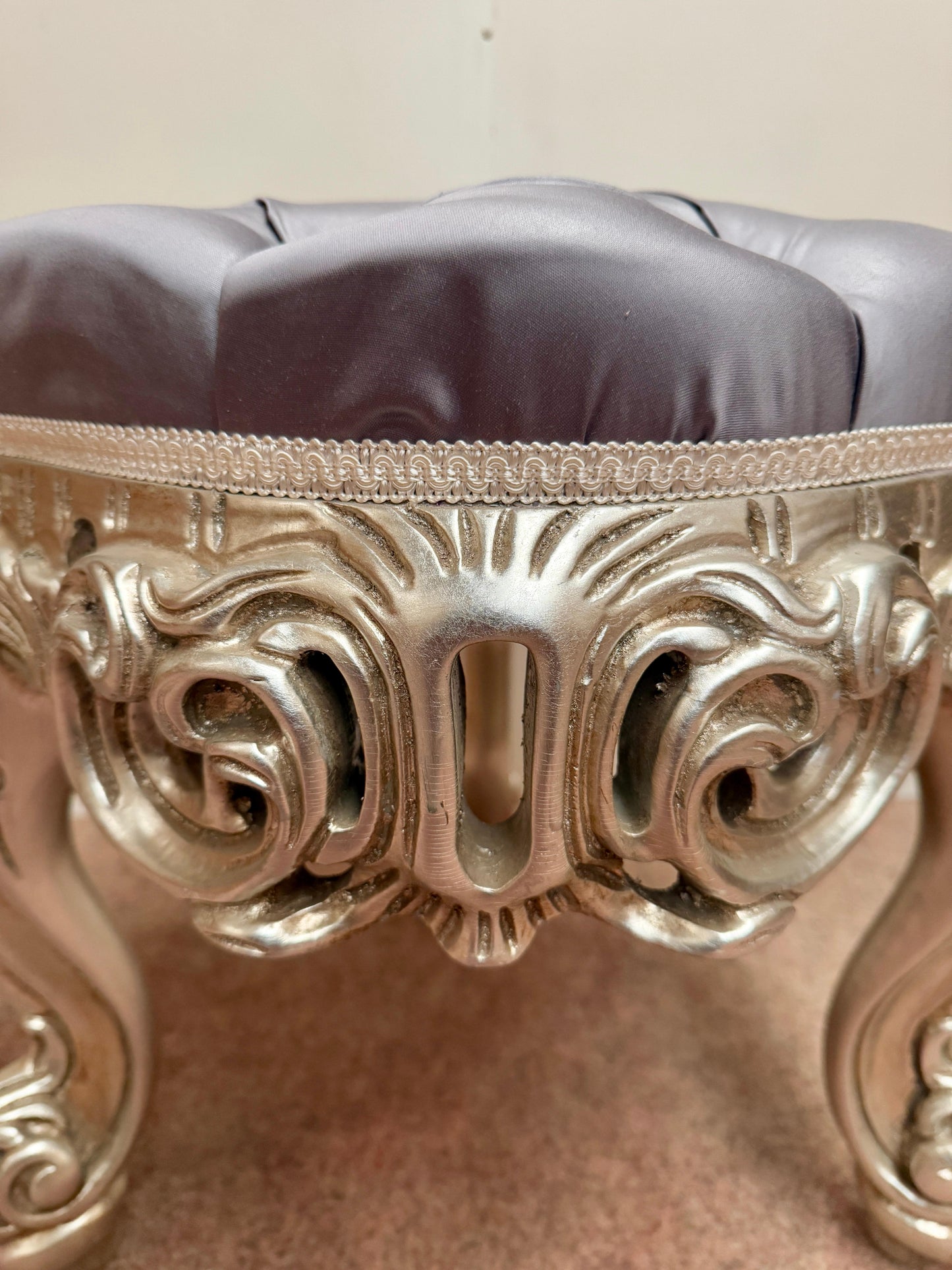 Pouf di lusso in legno intagliato argentato italian XX secolo