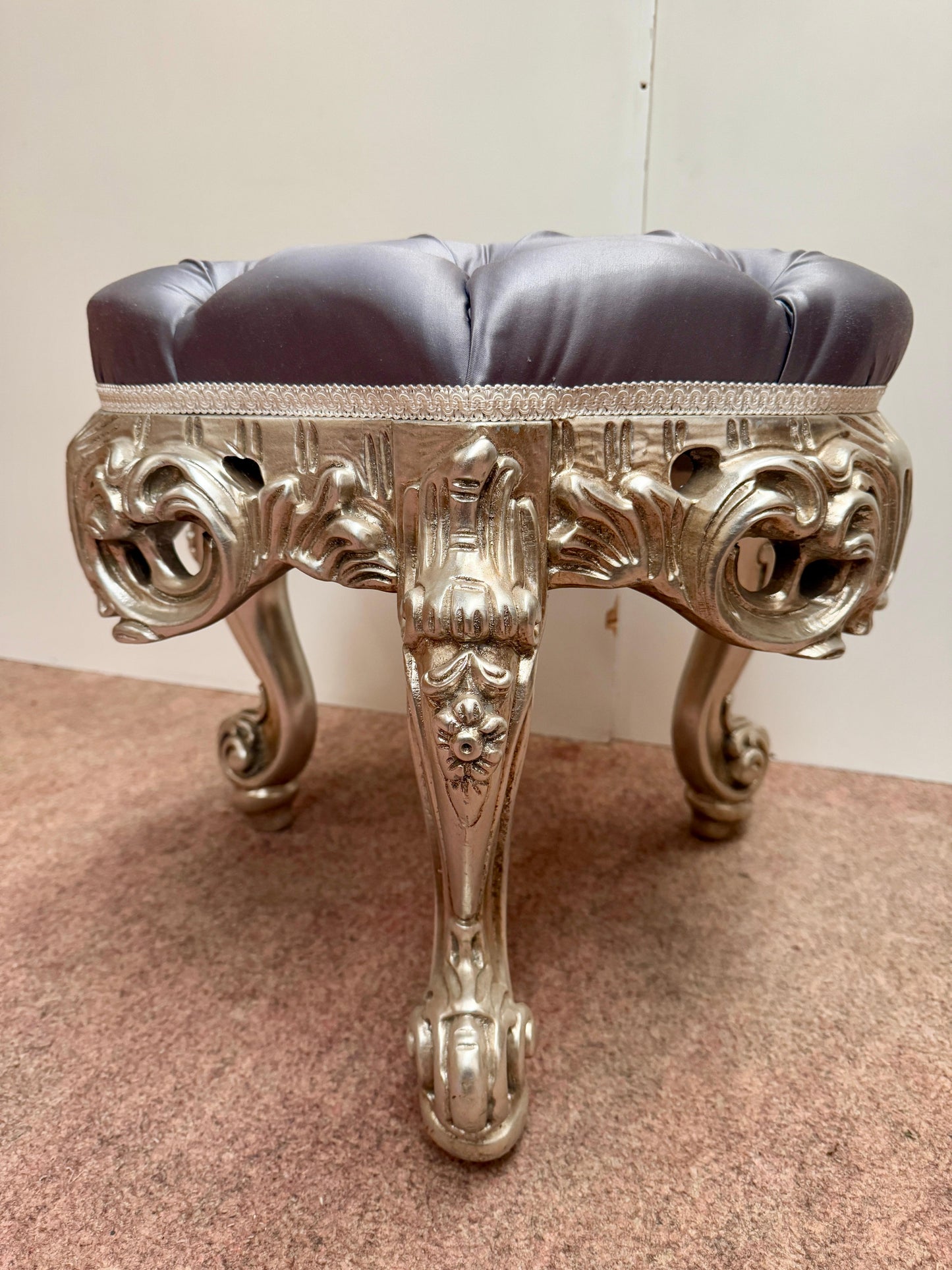 Pouf di lusso in legno intagliato argentato italian XX secolo