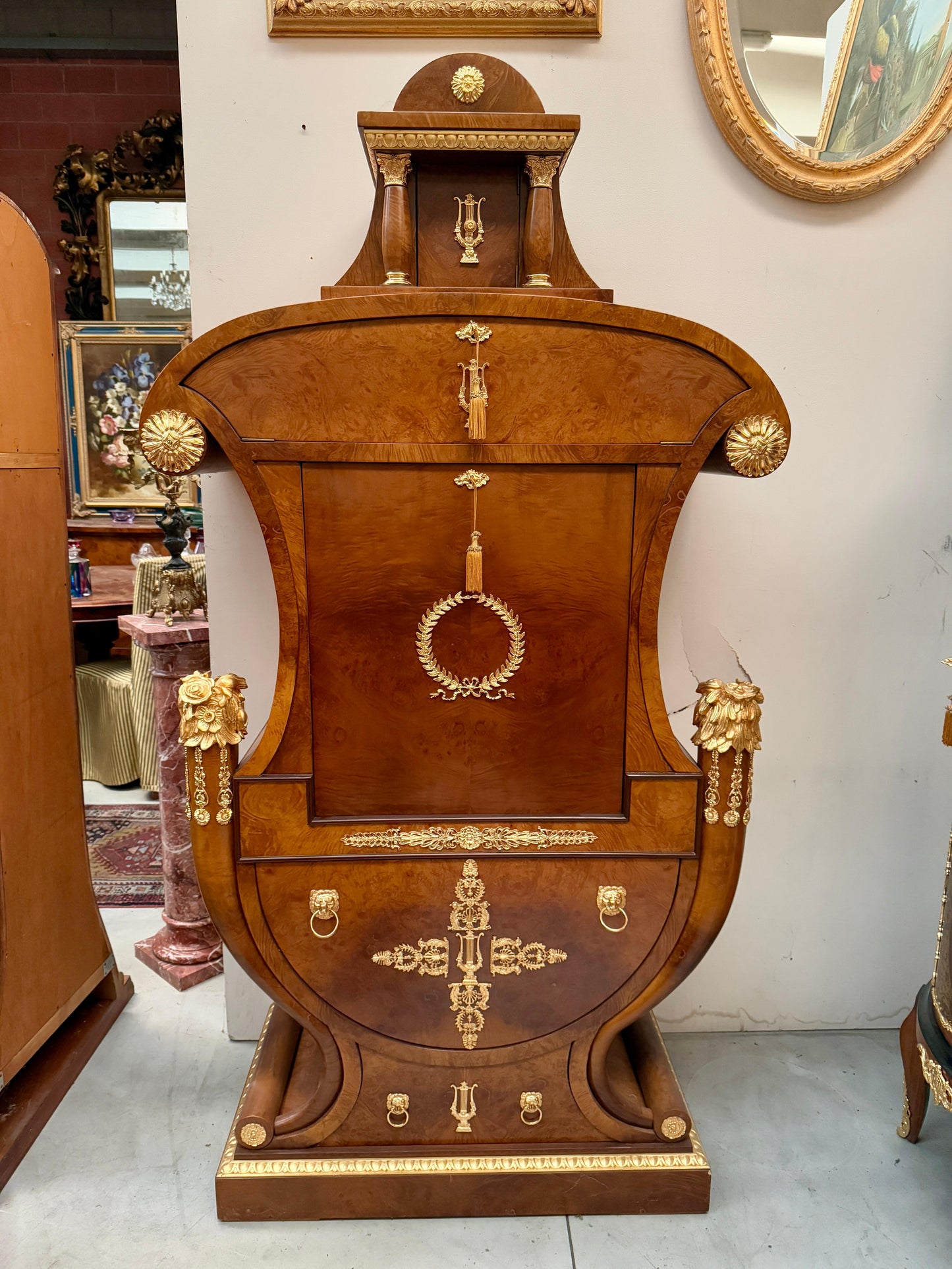 Grande scrivania italiana di lusso stile versailles in legno e bronzo anni '70