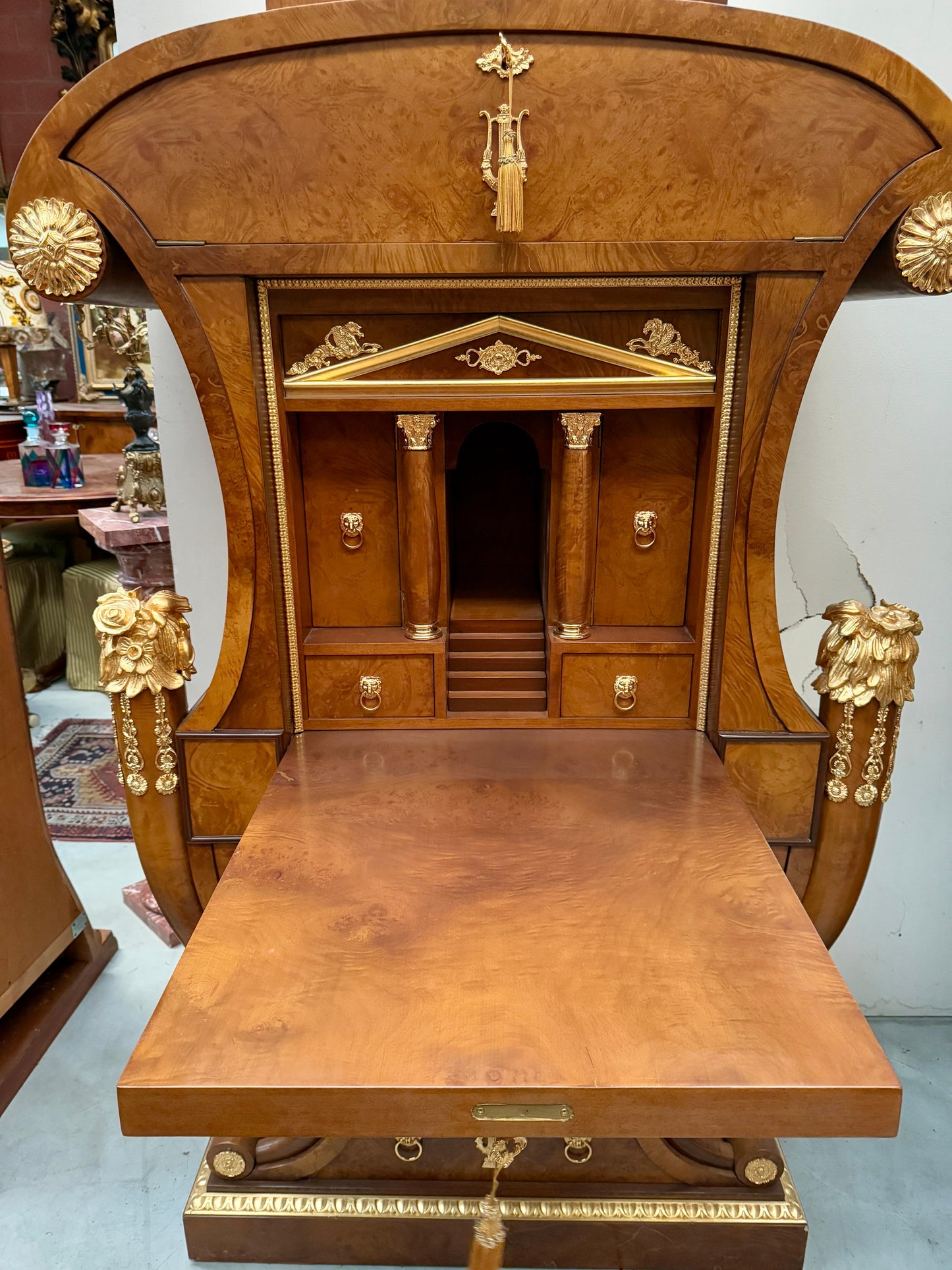 Grande scrivania italiana di lusso stile versailles in legno e bronzo anni '70
