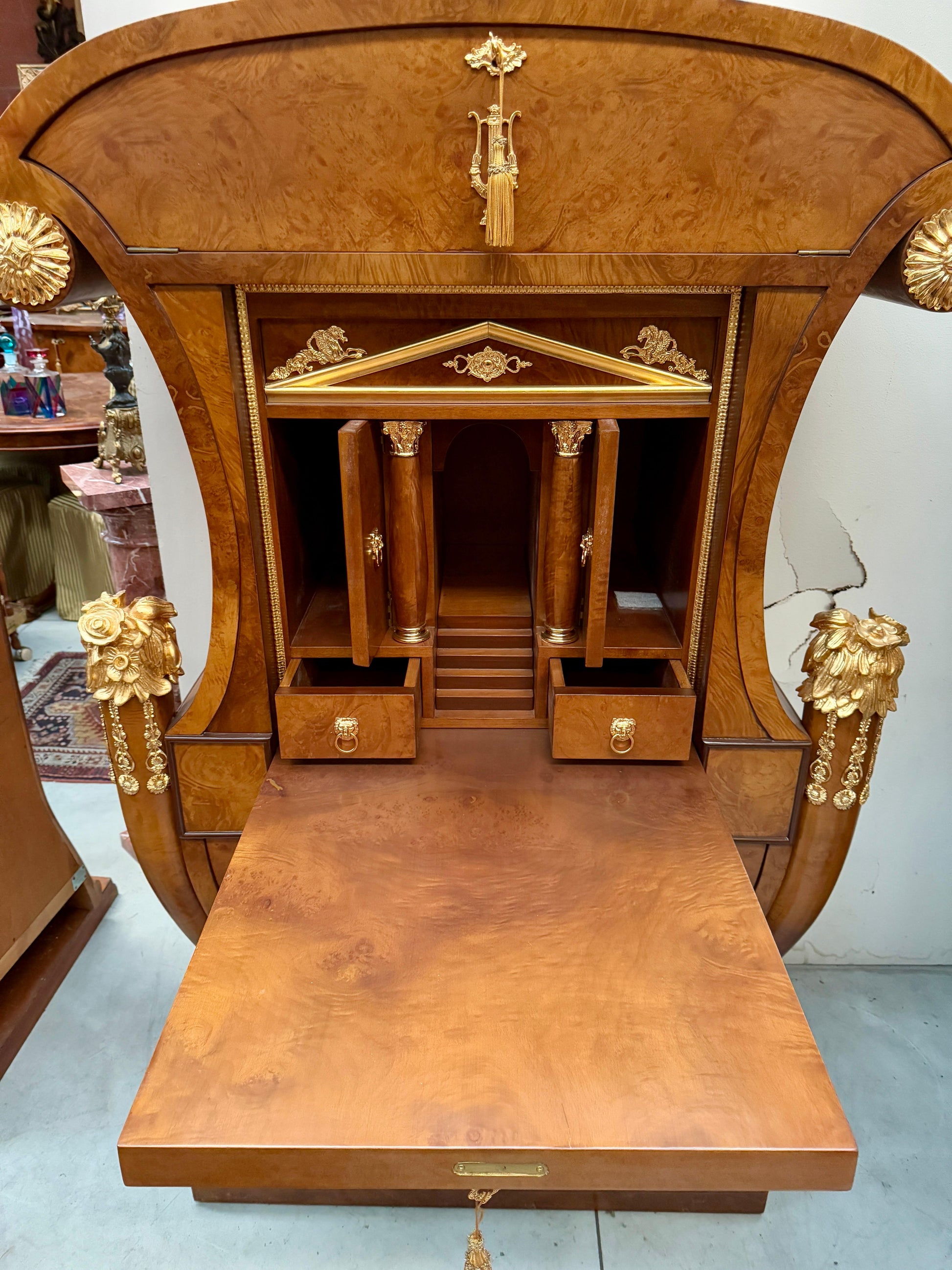 Grande scrivania italiana di lusso stile versailles in legno e bronzo anni '70