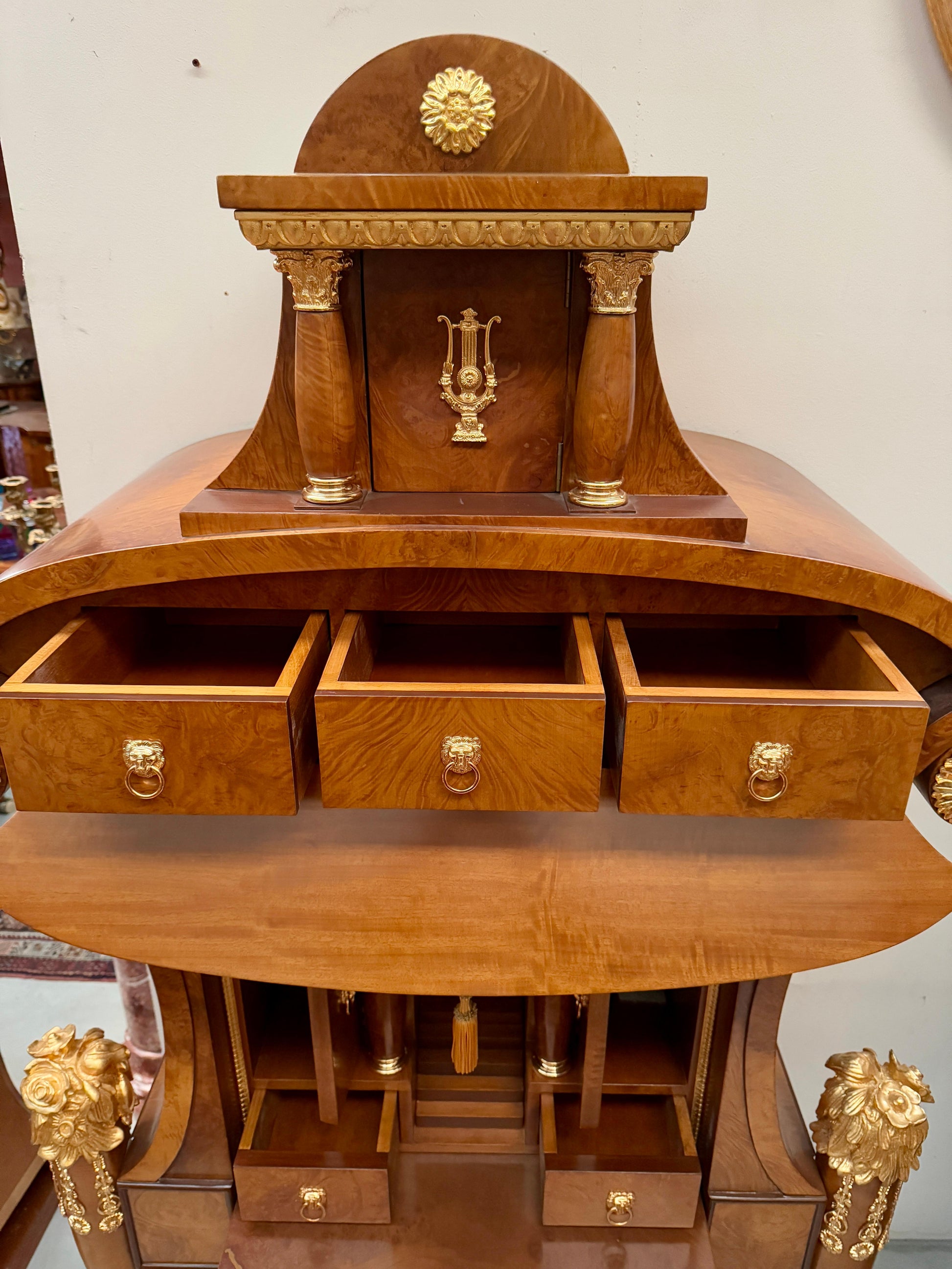 Grande scrivania italiana di lusso stile versailles in legno e bronzo anni '70